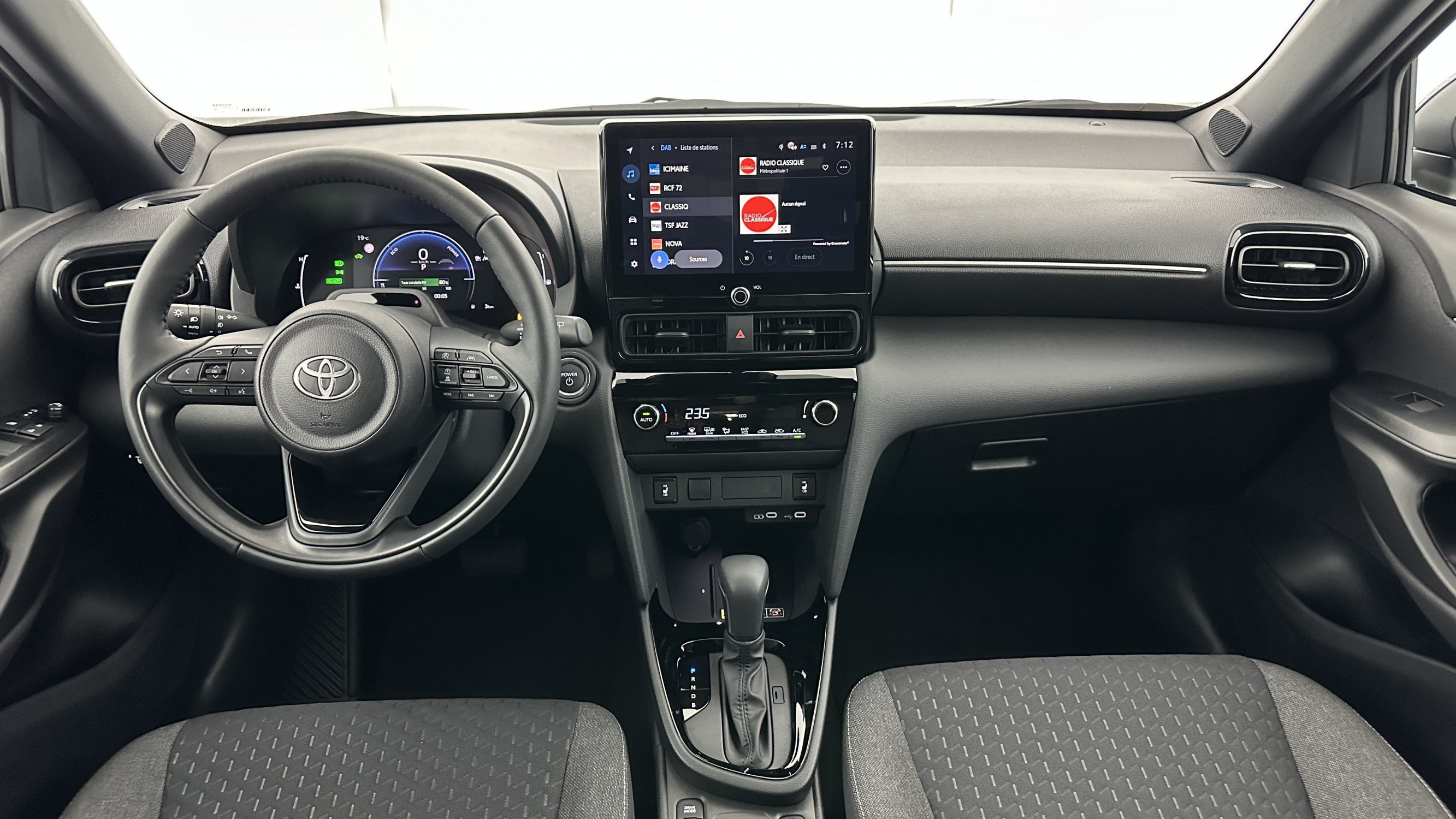 Vente en ligne Toyota Yaris Cross YARIS CROSS 1.5 Hybride 130h Design e-CVT au prix de 28 900 €