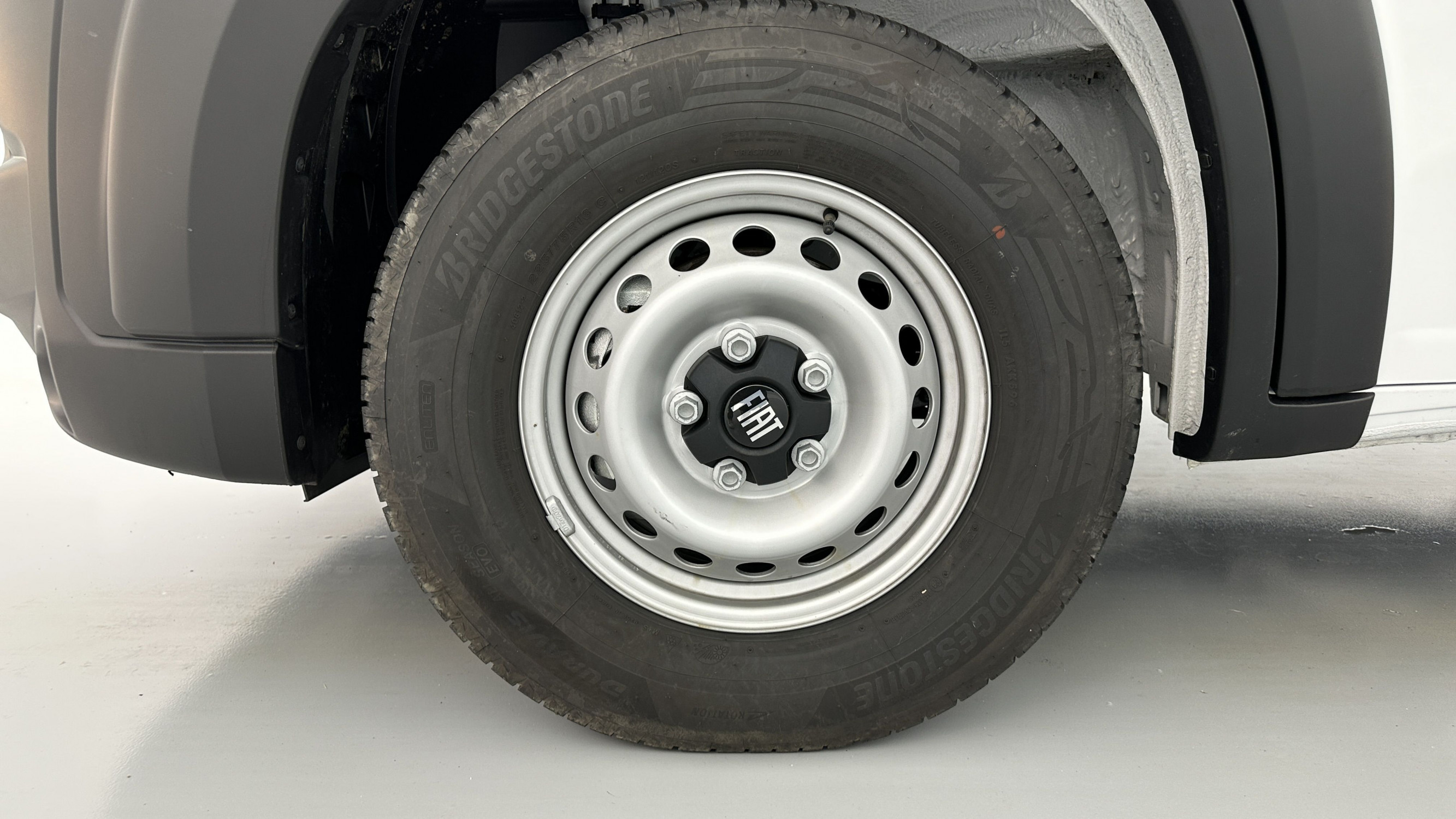 Vente en ligne Fiat Ducato Fourgon DUCATO CA L4 3.5t Maxi 2.2 180ch Heavy Duty Benne Aluminium + Coffre JPM au prix de 42 200 €