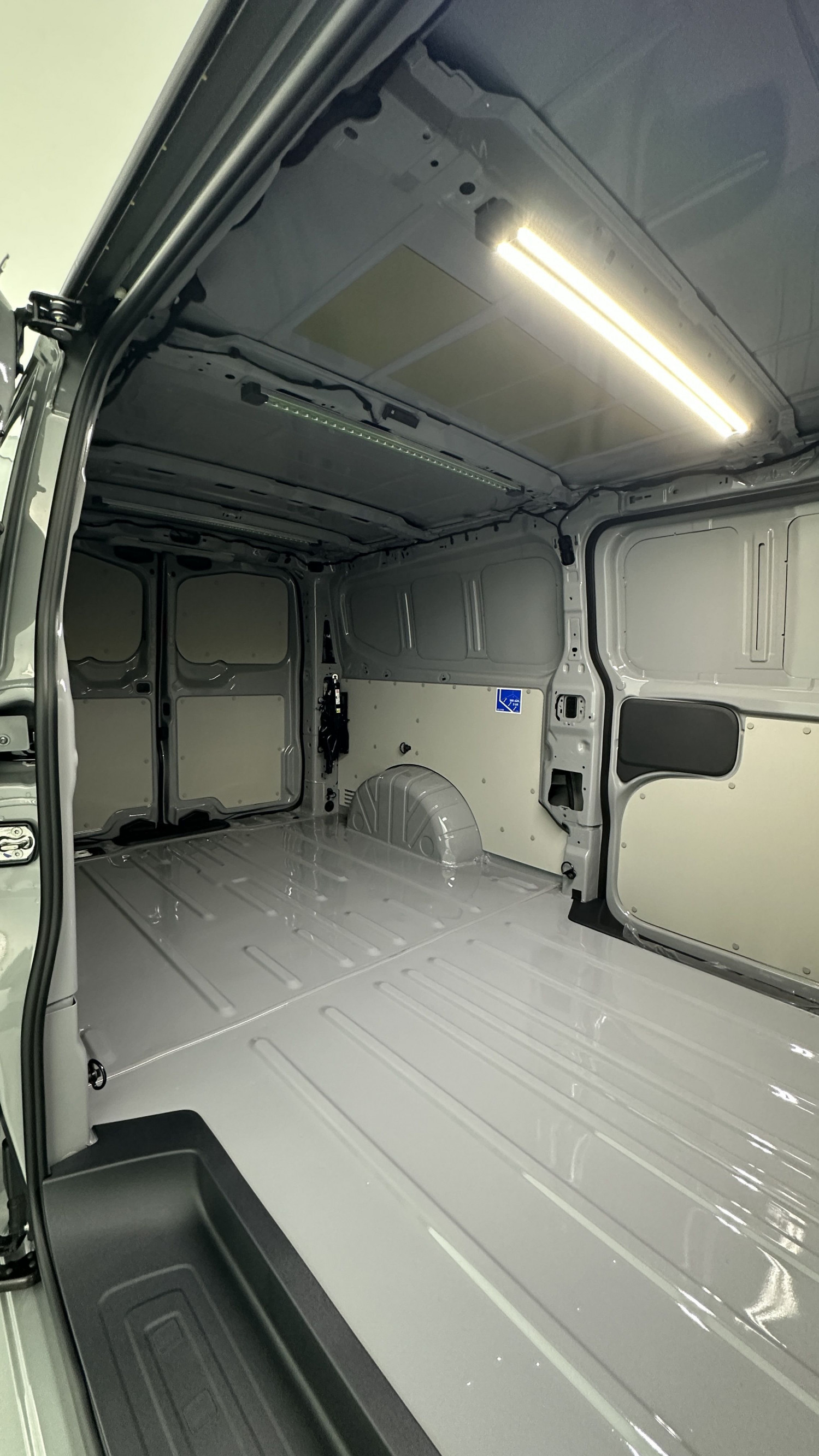 Vente en ligne Volkswagen Transporter TRANSPORTER T7 L2H1 2.0 TDI 150ch Business BVA8 au prix de 45 440 €