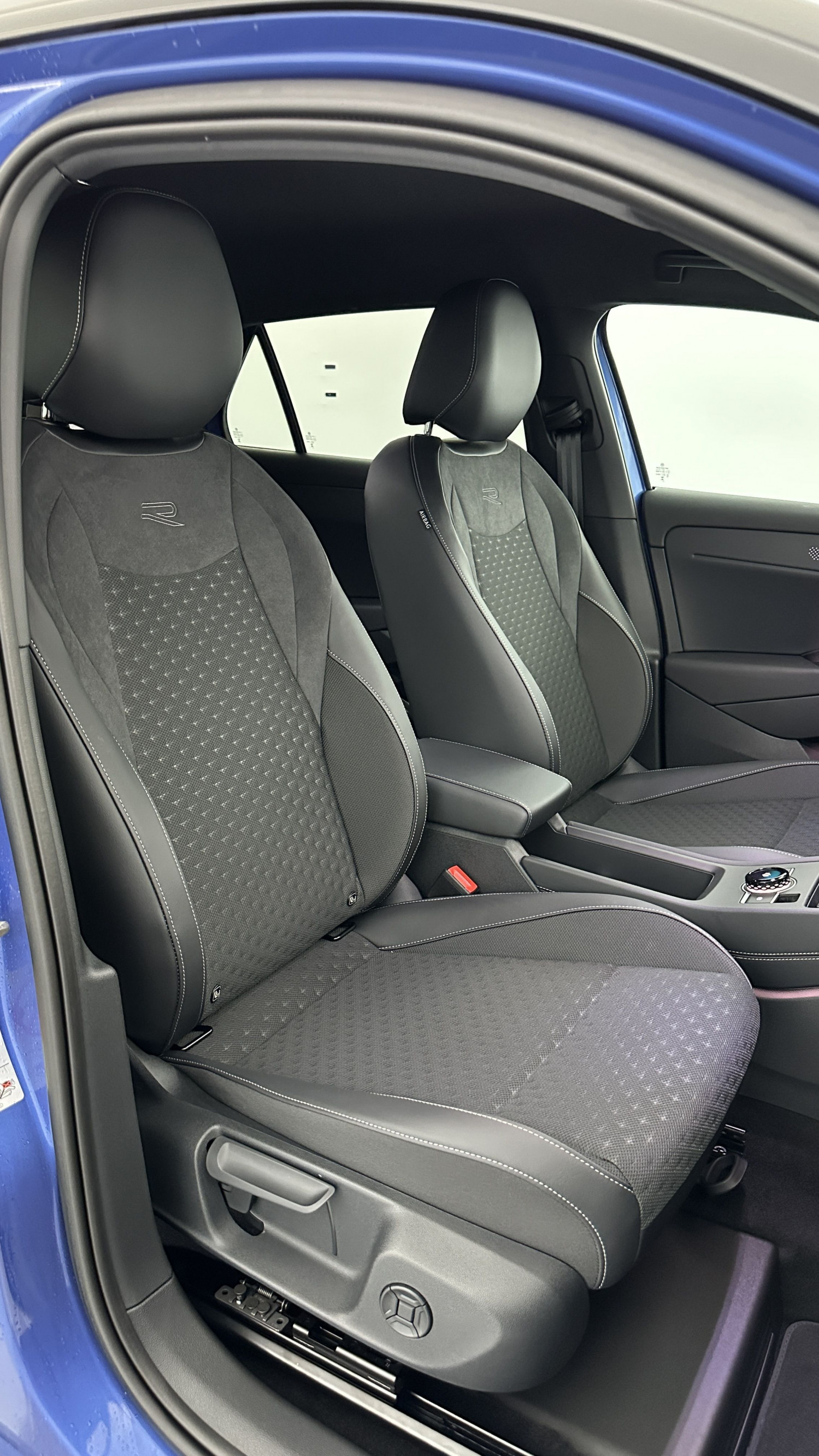 Vente en ligne Volkswagen T-Roc T-ROC 1.5 eTSI EVO2 Hybrid 150ch R-Line DSG7 au prix de 38 110 €