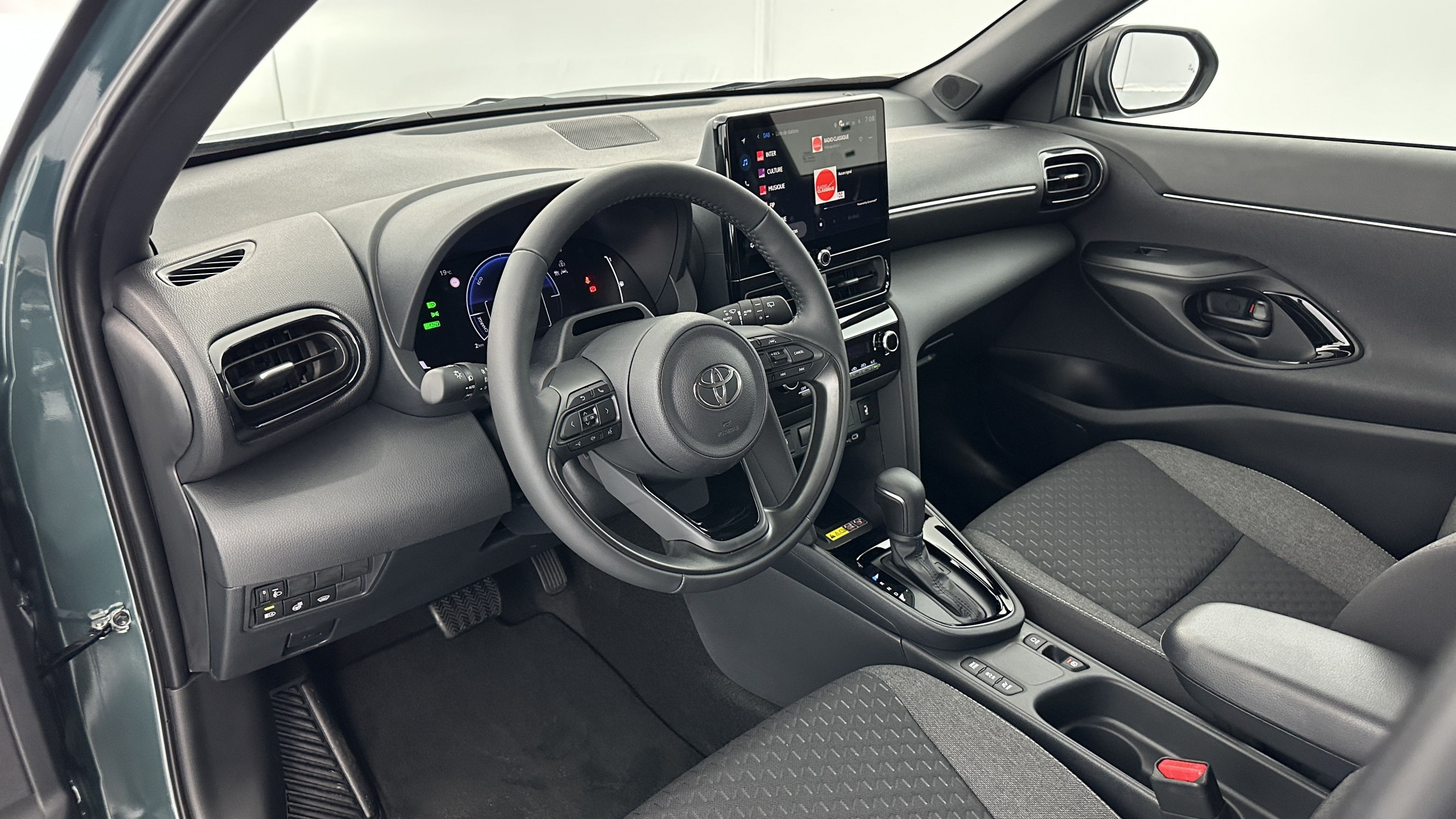 Vente en ligne Toyota Yaris Cross YARIS CROSS 1.5 Hybride 130h Design e-CVT au prix de 28 900 €