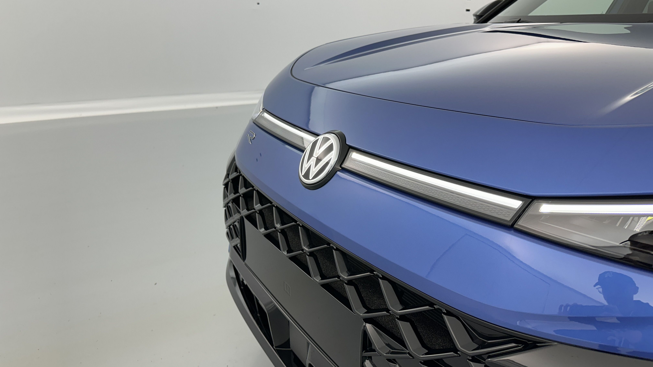 Vente en ligne Volkswagen T-Roc T-ROC 1.5 eTSI EVO2 Hybrid 150ch R-Line DSG7 au prix de 38 110 €