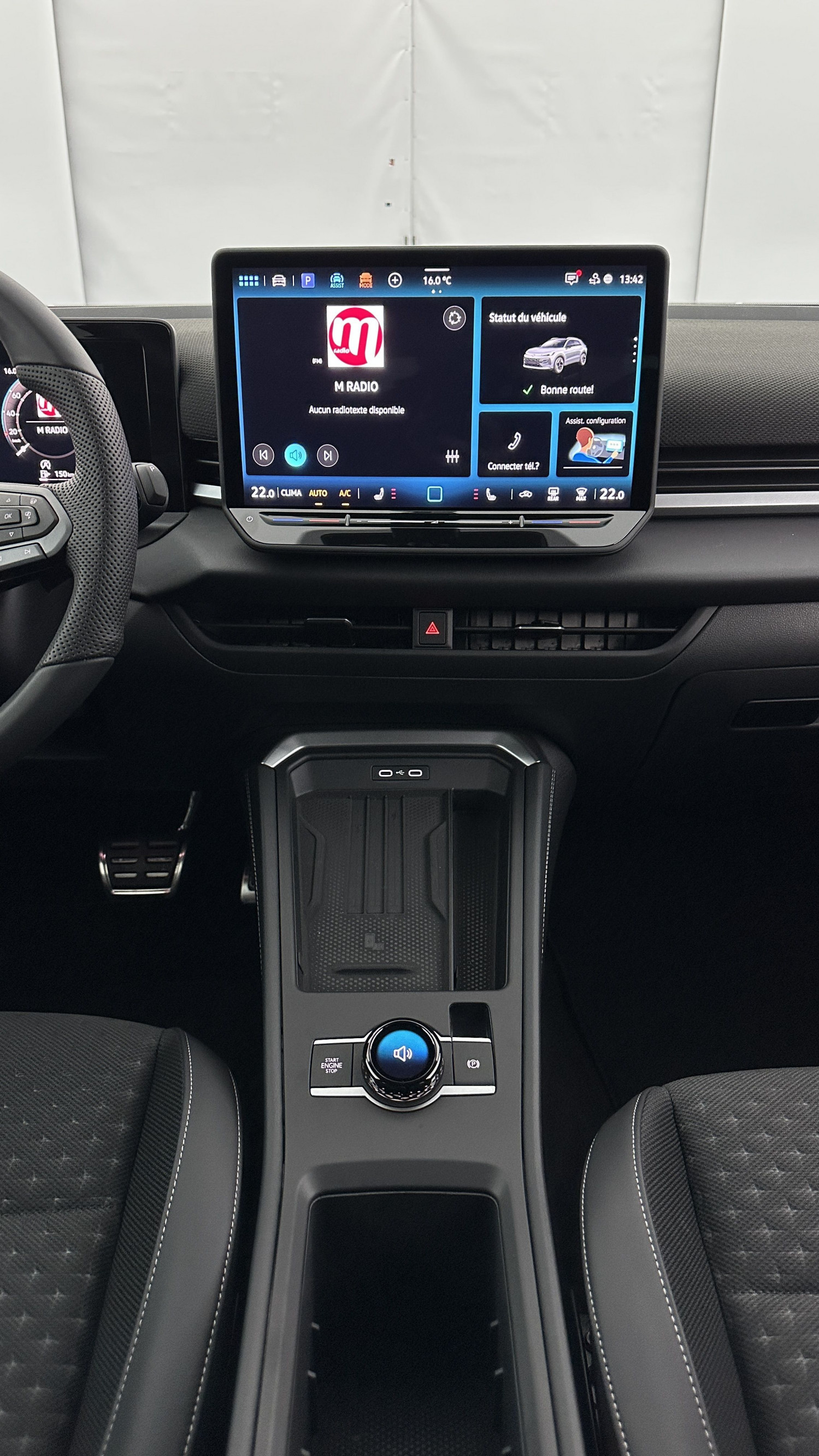 Vente en ligne Volkswagen T-Roc T-ROC 1.5 eTSI EVO2 Hybrid 150ch R-Line DSG7 au prix de 38 110 €