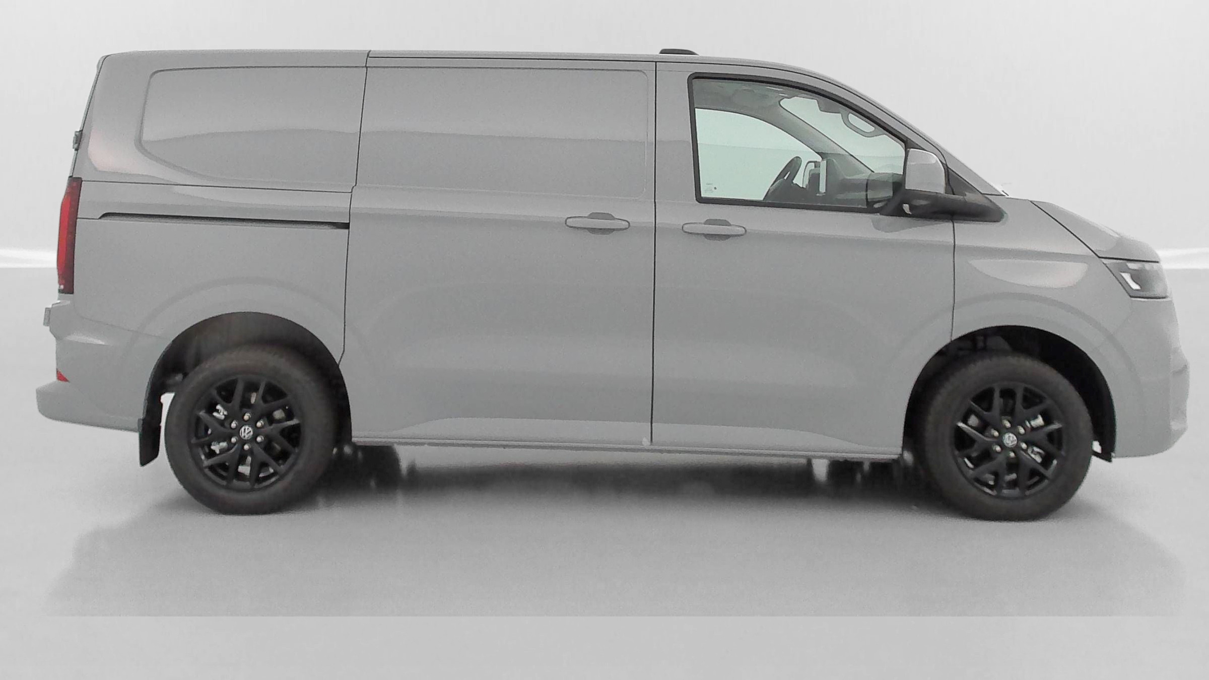 Vente en ligne Volkswagen Transporter TRANSPORTER T7 L1H1 2.0 TDI 150ch Business BVA8 au prix de 44 360 €