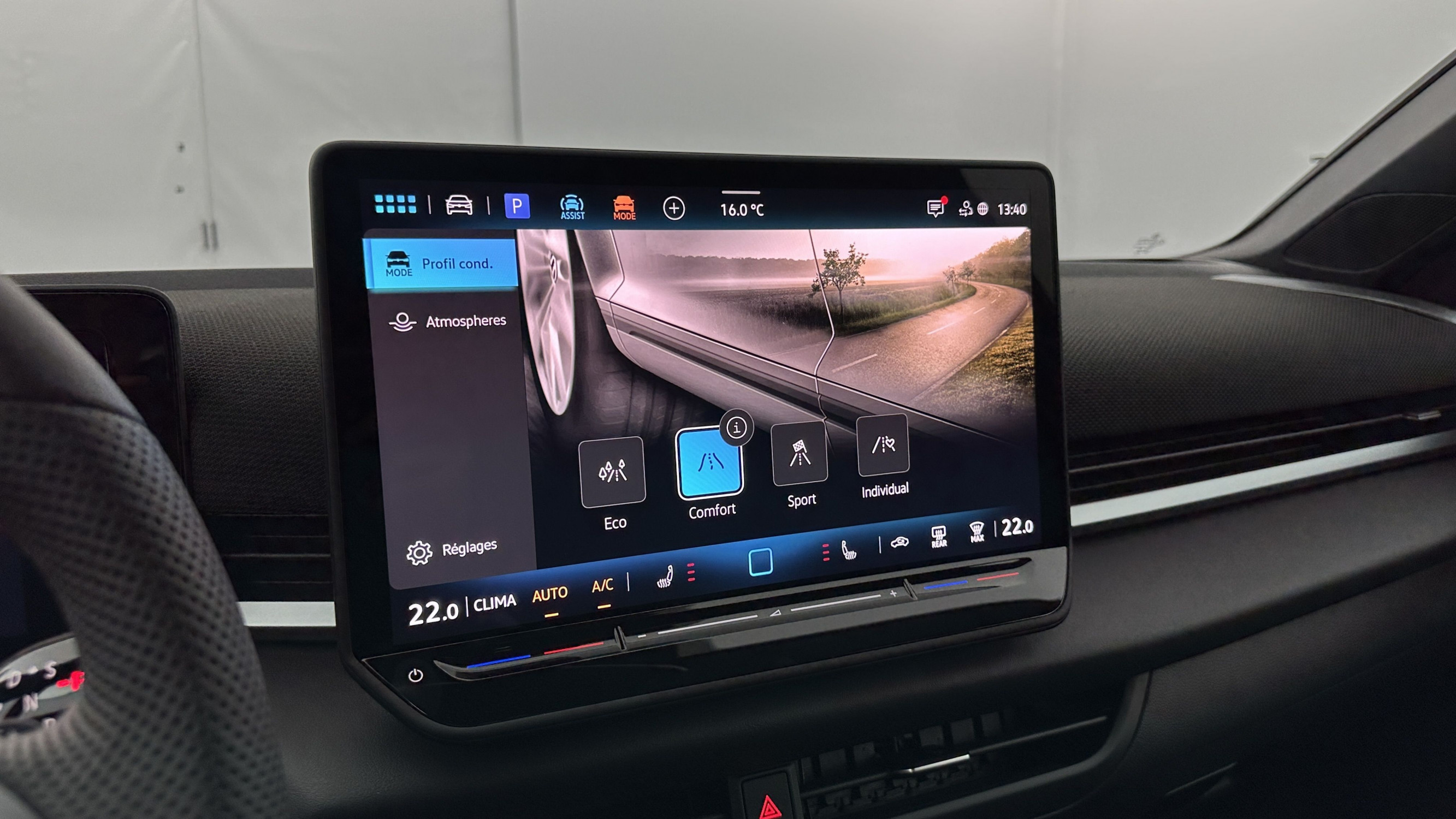 Vente en ligne Volkswagen T-Roc T-ROC 1.5 eTSI EVO2 Hybrid 150ch R-Line DSG7 au prix de 38 110 €