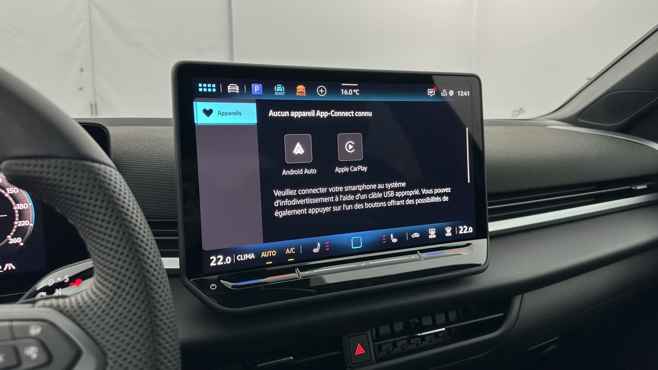 Vente en ligne Volkswagen T-Roc T-ROC 1.5 eTSI EVO2 Hybrid 150ch R-Line DSG7 au prix de 38 110 €
