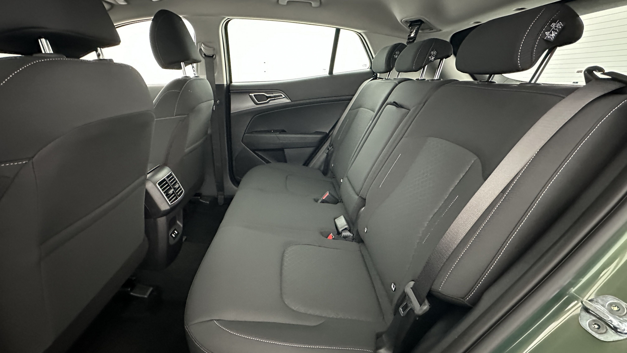 Vente en ligne Kia Sportage SPORTAGE V 1.6 T-GDi 239ch HEV Motion BVA6 au prix de 34 700 €