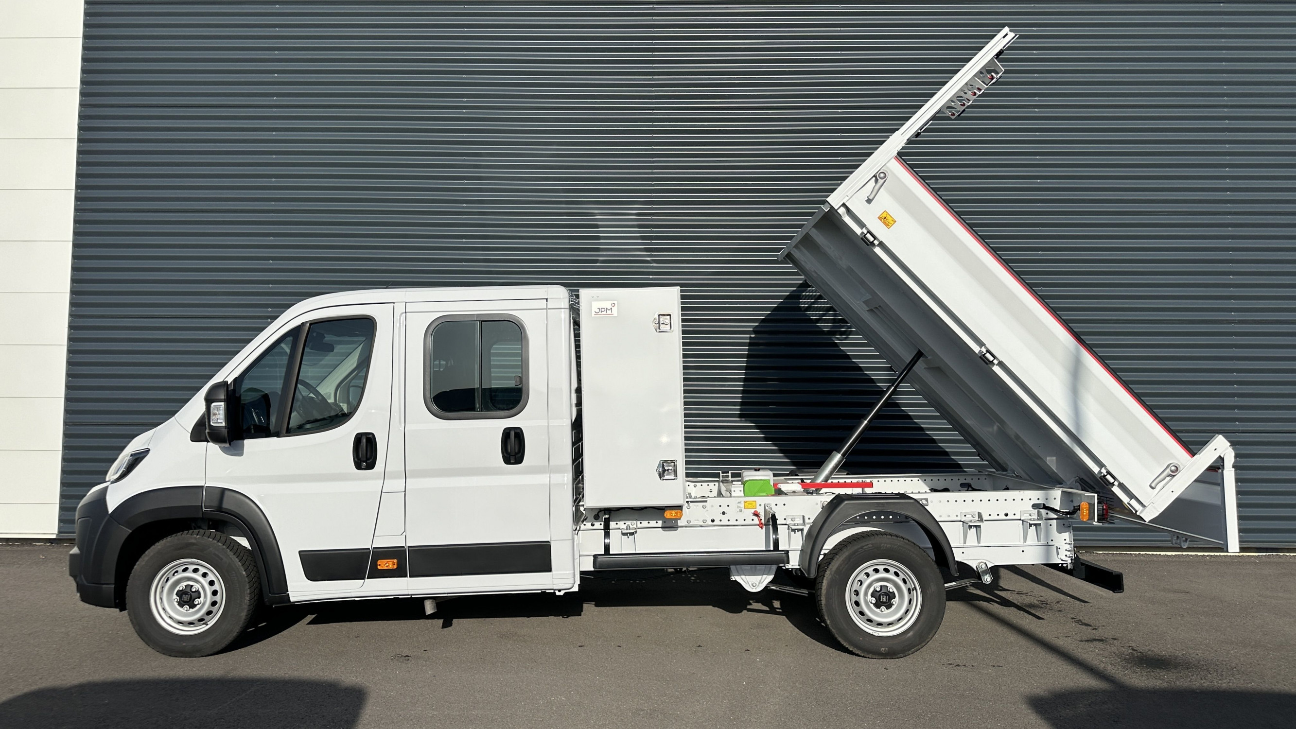 Vente en ligne Fiat Ducato Fourgon DUCATO CA L4 3.5t Maxi 2.2 180ch Heavy Duty Benne Aluminium + Coffre JPM au prix de 42 200 €