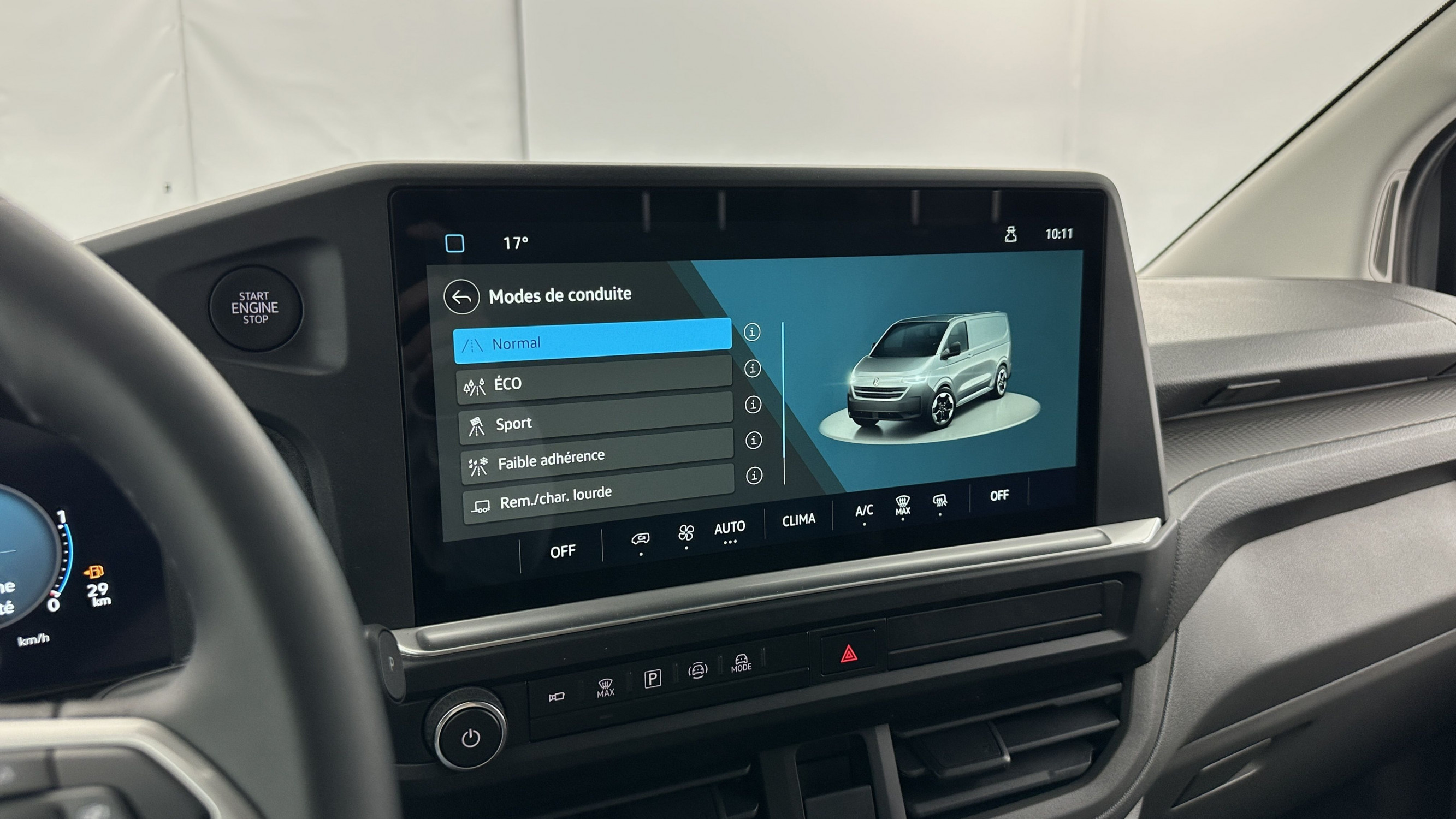 Vente en ligne Volkswagen Transporter TRANSPORTER T7 L1H1 2.0 TDI 150ch Business BVA8 au prix de 44 360 €