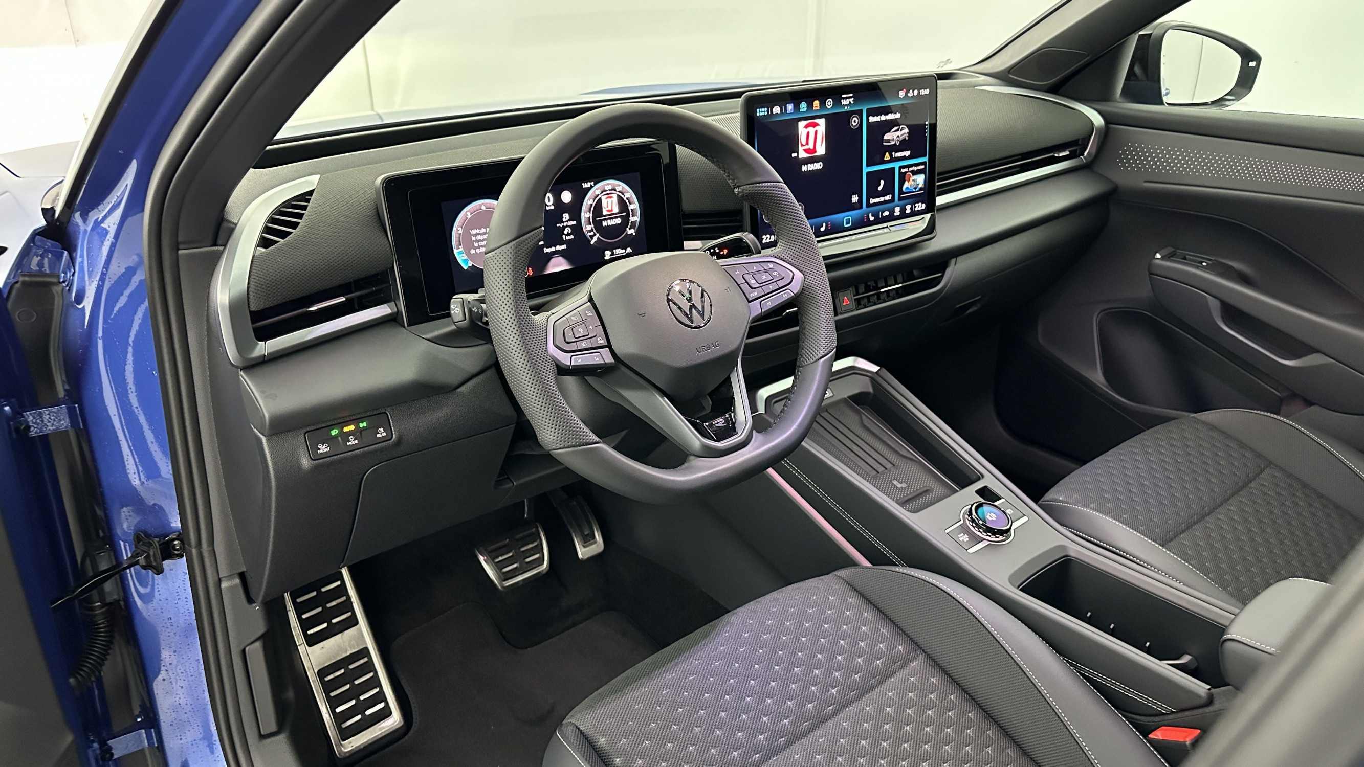 Vente en ligne Volkswagen T-Roc T-ROC 1.5 eTSI EVO2 Hybrid 150ch R-Line DSG7 au prix de 38 110 €
