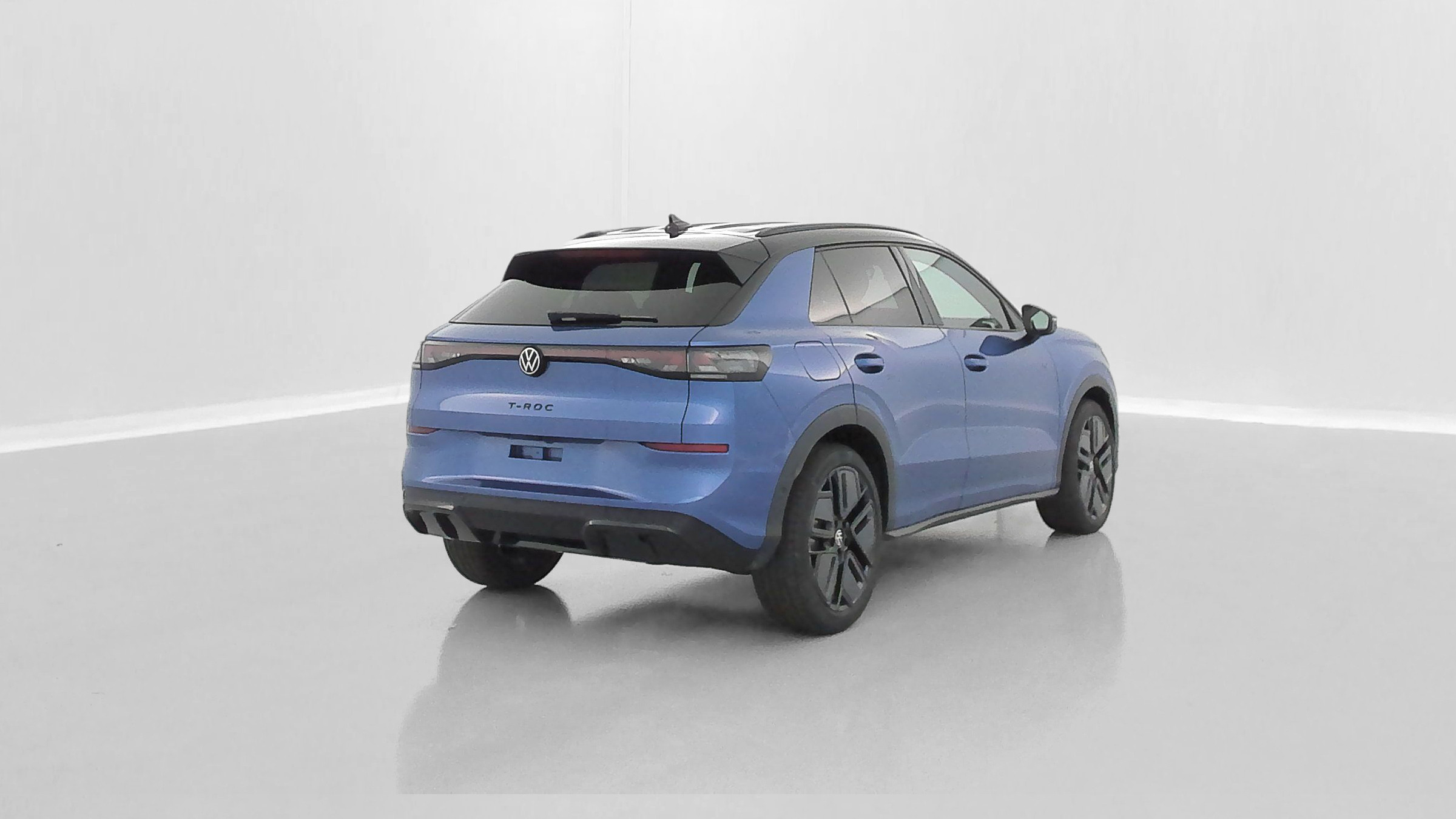 Vente en ligne Volkswagen T-Roc T-ROC 1.5 eTSI EVO2 Hybrid 150ch R-Line DSG7 au prix de 38 110 €
