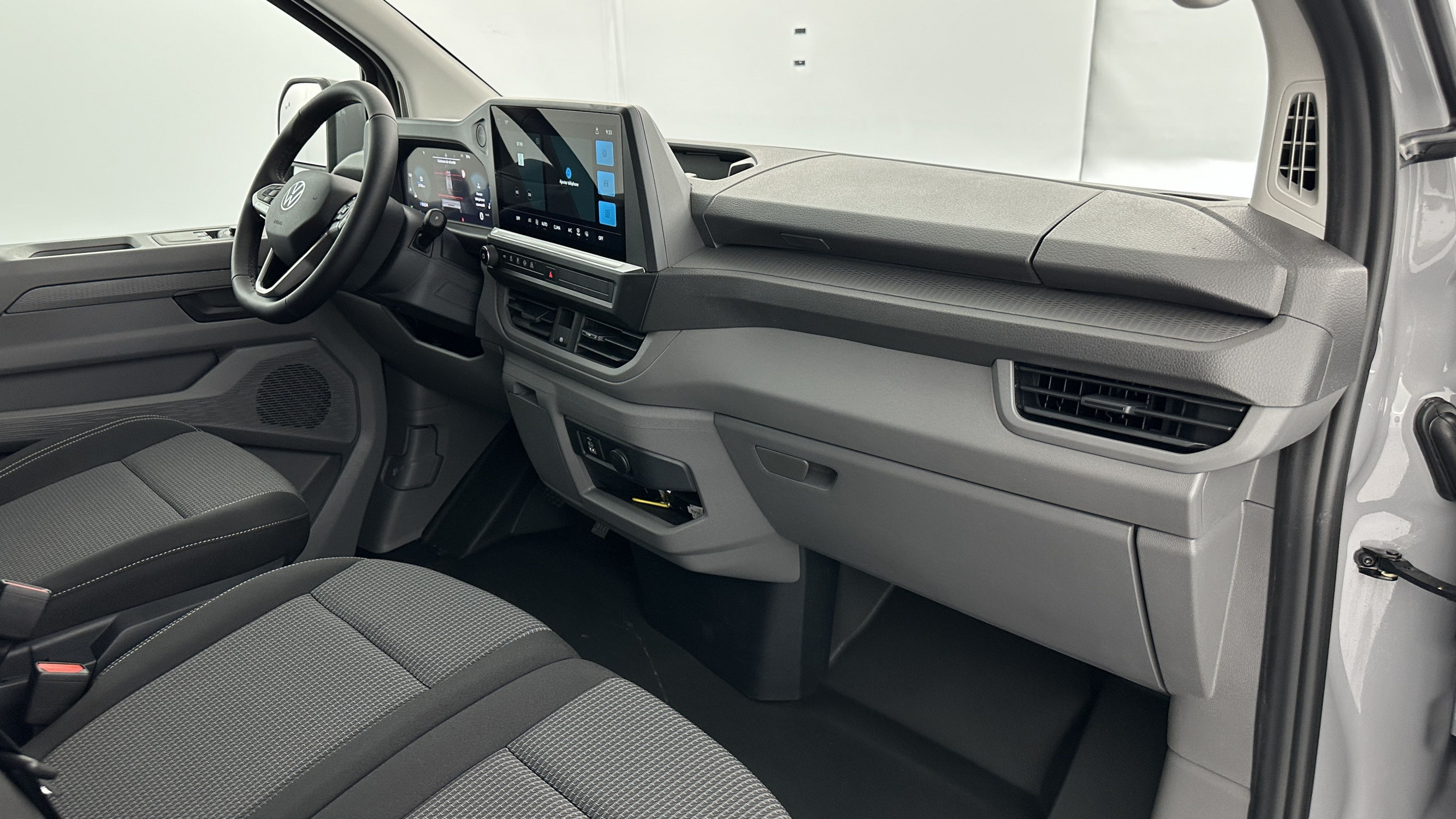 Vente en ligne Volkswagen Transporter TRANSPORTER T7 L2H1 2.0 TDI 150ch Business BVA8 au prix de 45 440 €