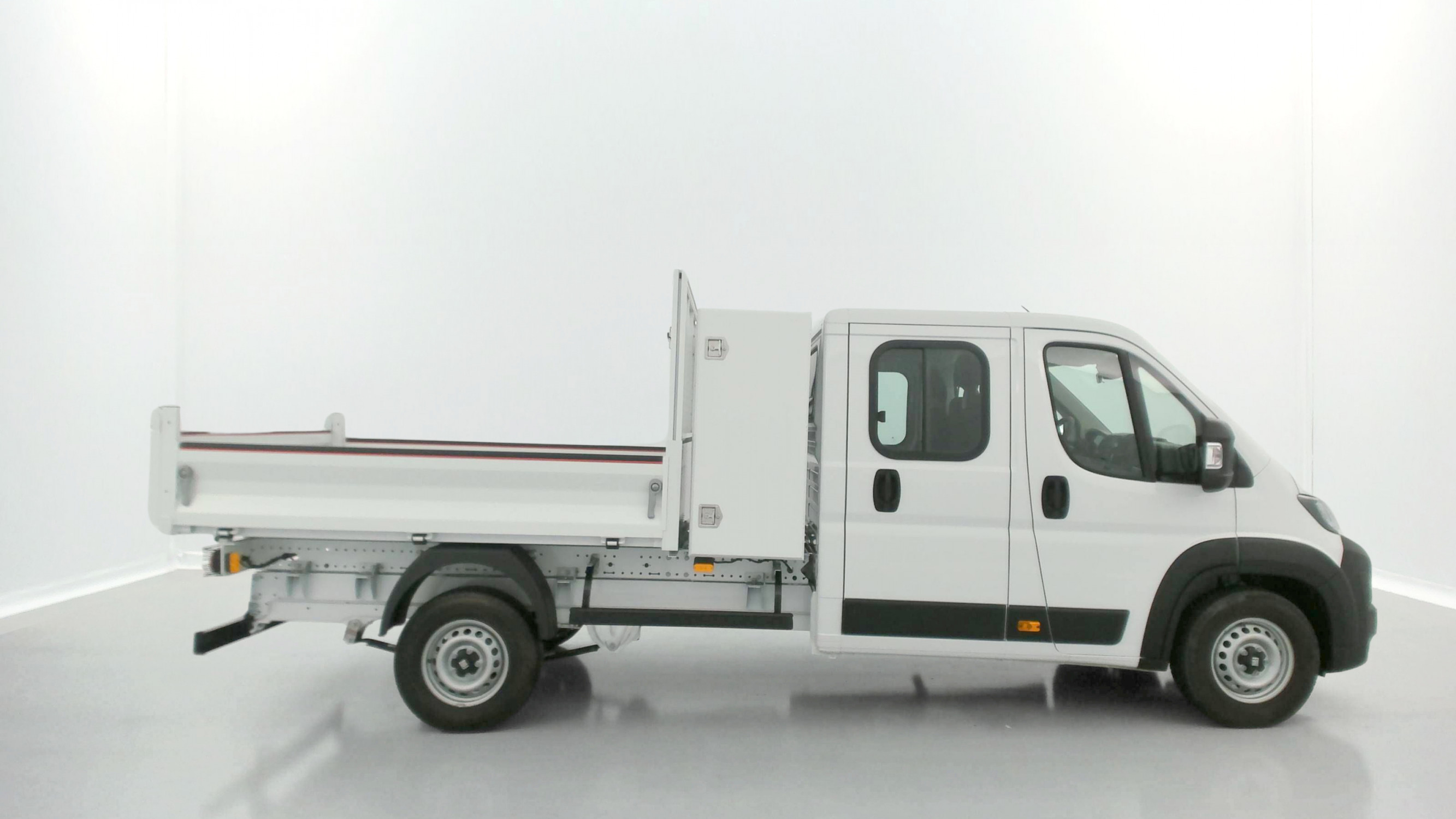 Vente en ligne Fiat Ducato Fourgon DUCATO CA L4 3.5t Maxi 2.2 180ch Heavy Duty Benne Aluminium + Coffre JPM au prix de 42 200 €