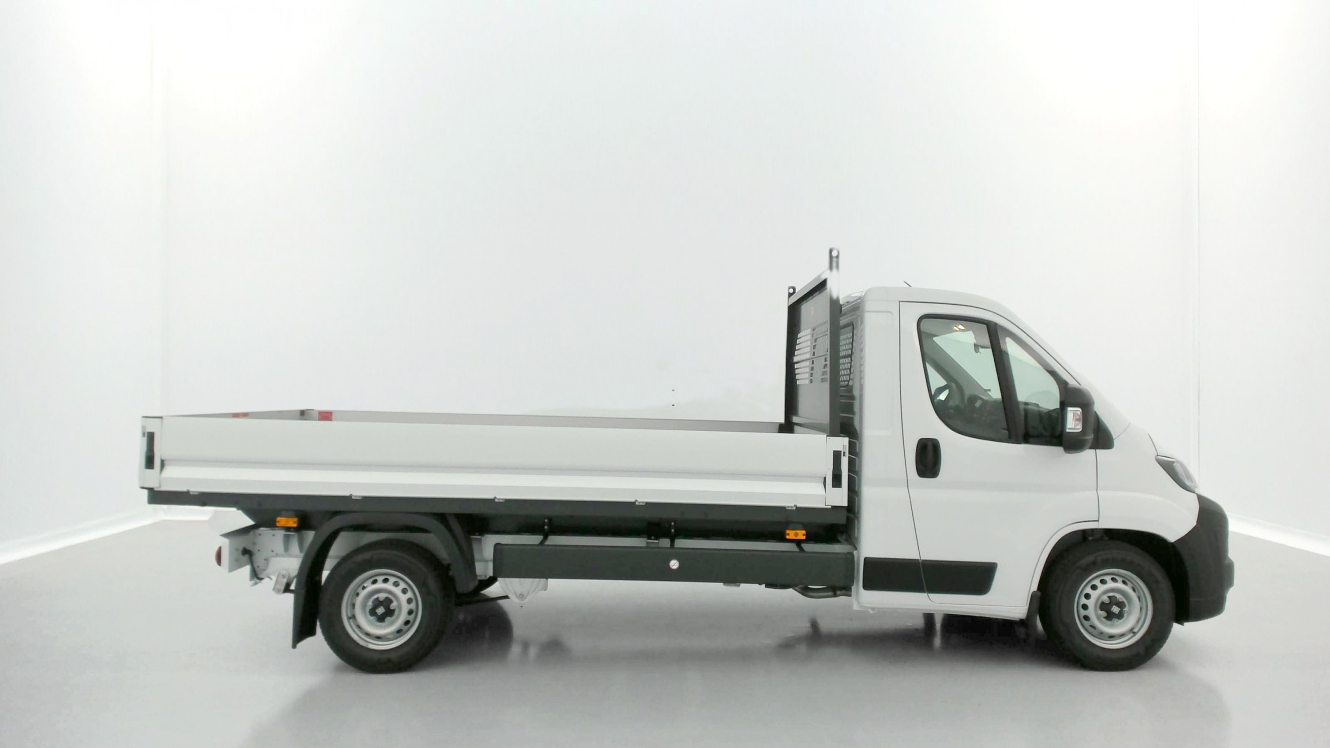 Vente en ligne Fiat Ducato Fourgon DUCATO 3.5 L Maxi 140ch PLATEAU RIDELLES au prix de 33 080 €