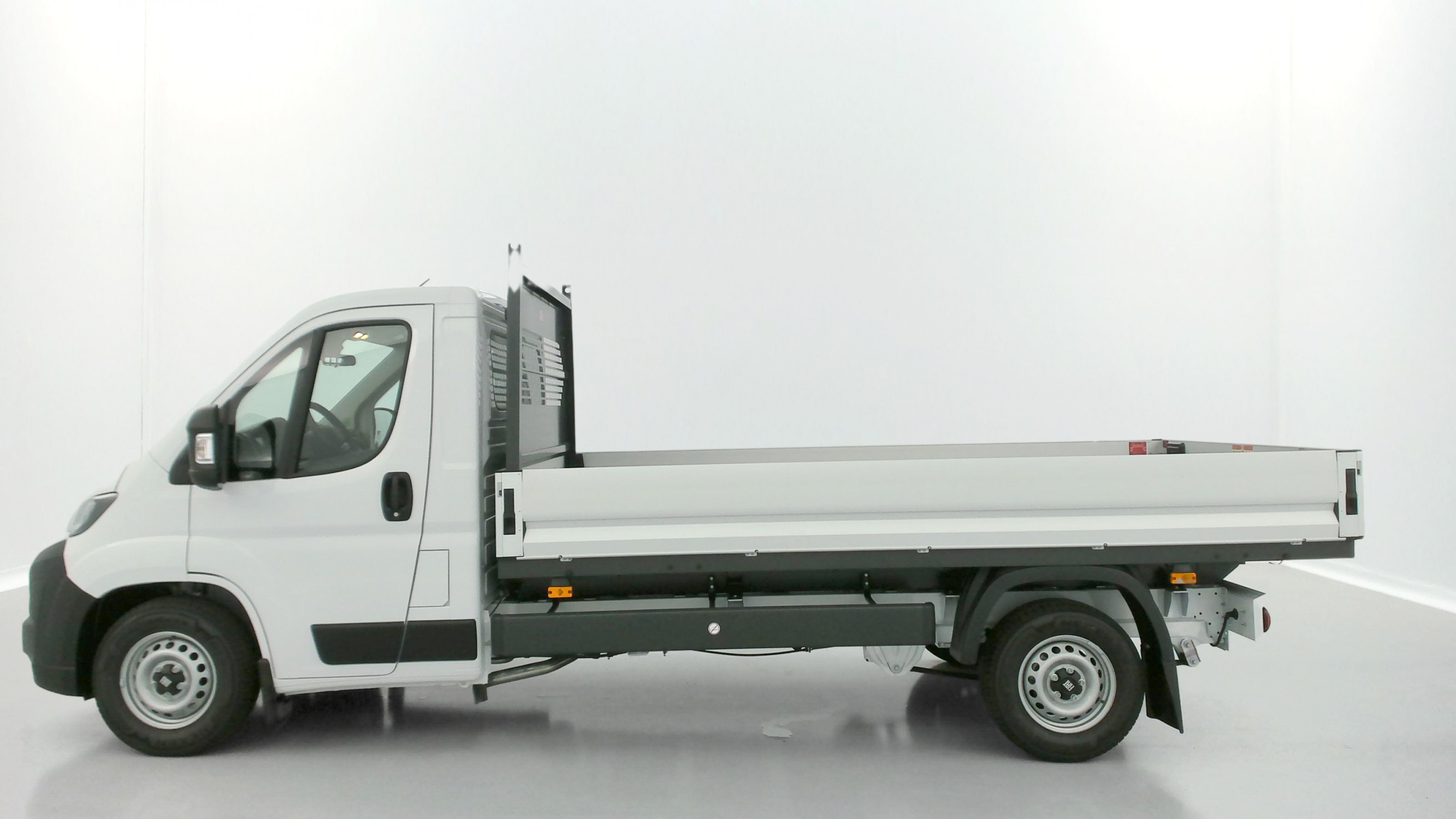 Vente en ligne Fiat Ducato Fourgon DUCATO  3.5 L Maxi 140ch PLATEAU RIDELLES au prix de 33 080 €