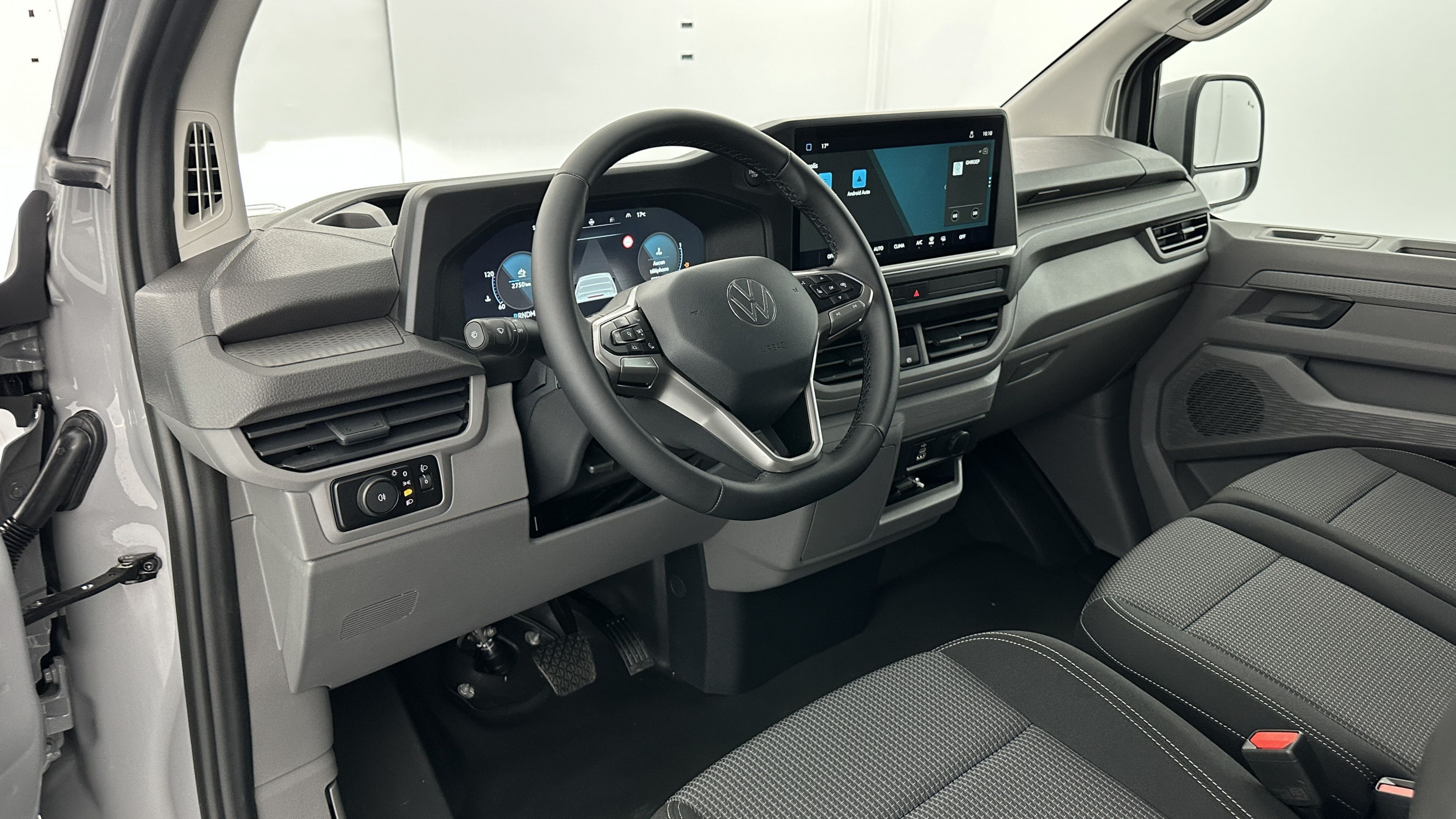 Vente en ligne Volkswagen Transporter TRANSPORTER T7 L1H1 2.0 TDI 150ch Business BVA8 au prix de 43 400 €