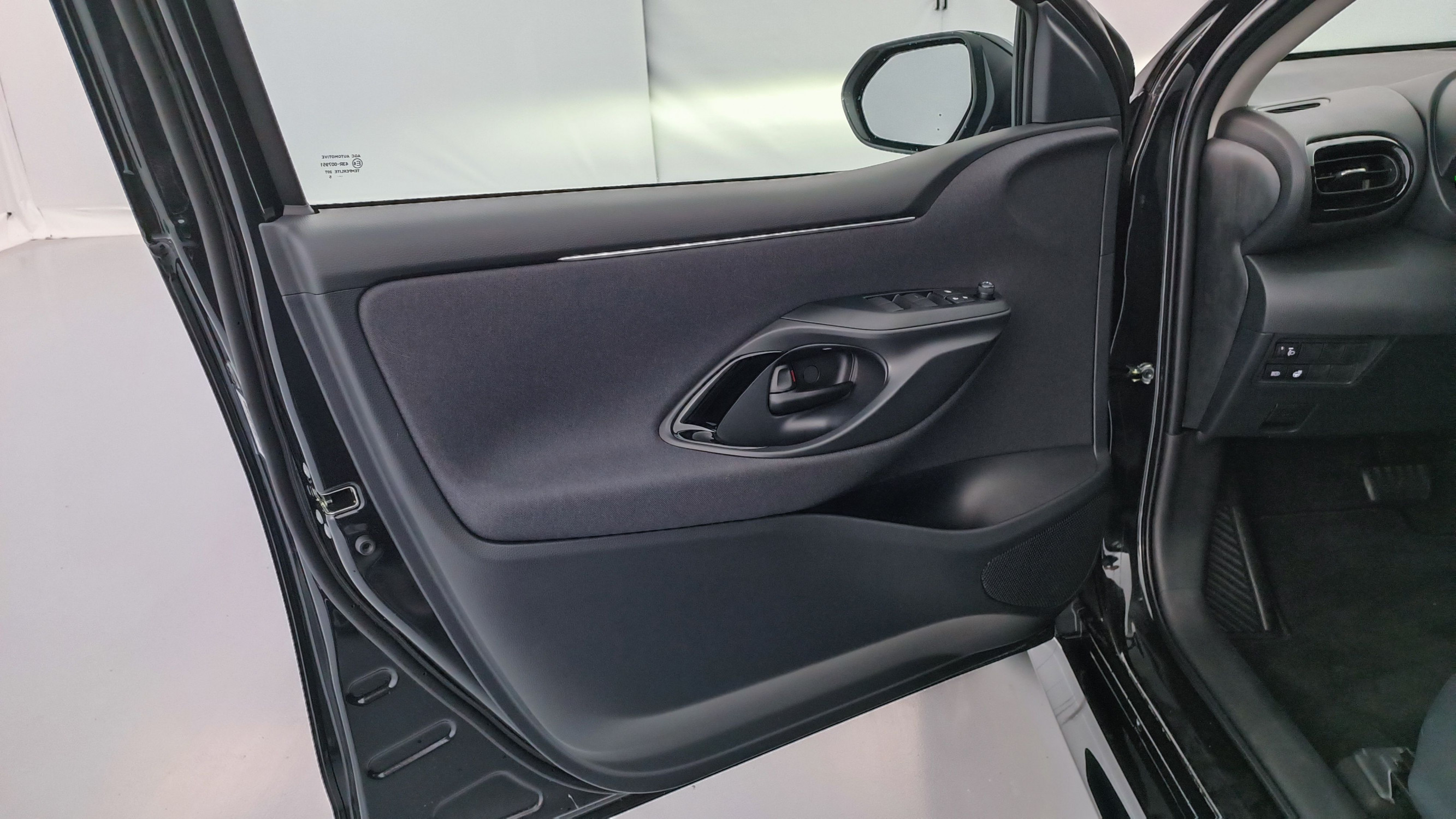 Vente en ligne Toyota Yaris YARIS  IV Hybride 116ch Design e-CVT au prix de 23 900 €