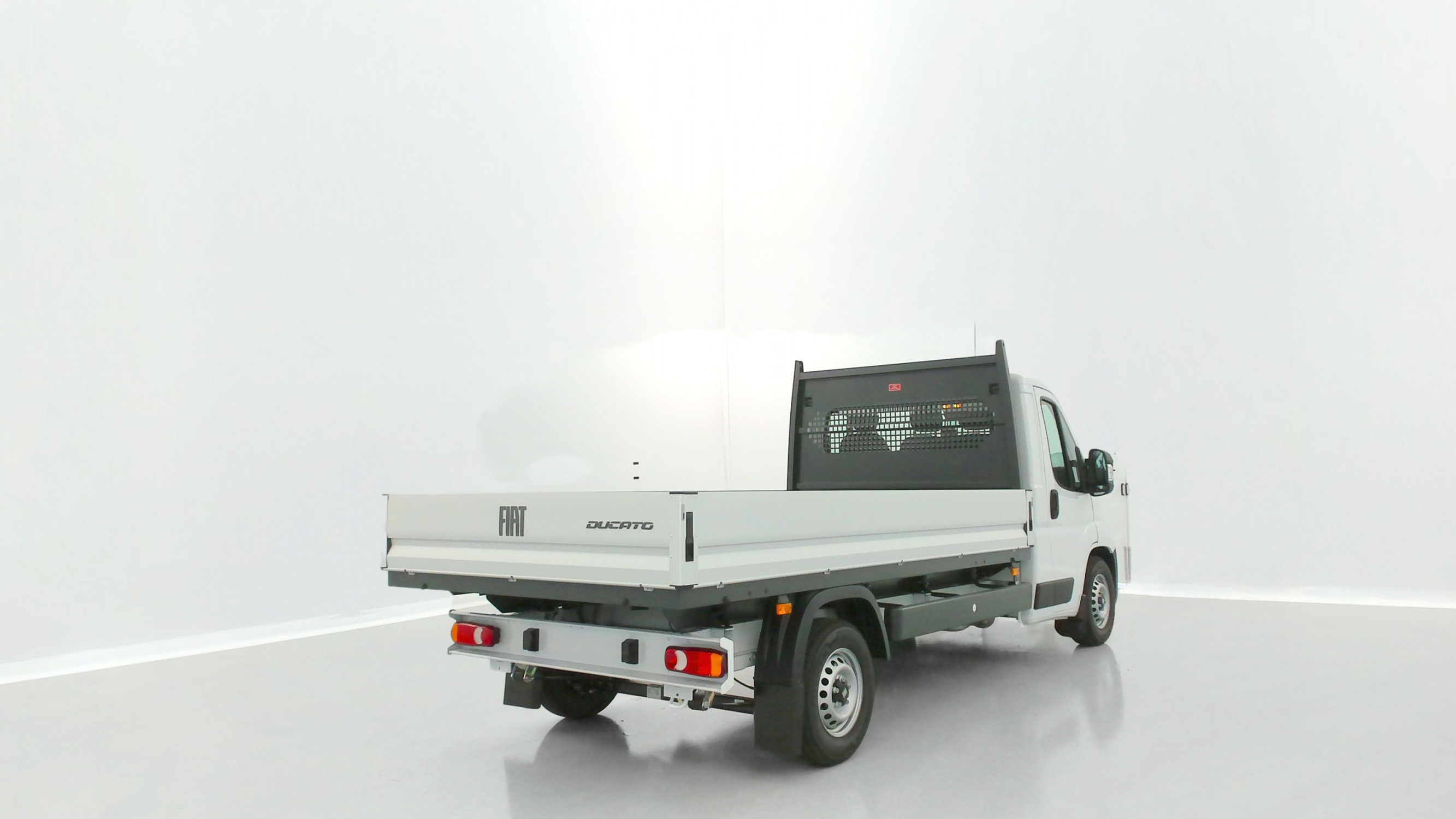 Vente en ligne Fiat Ducato Fourgon DUCATO  3.5 L Maxi 140ch PLATEAU RIDELLES au prix de 33 080 €