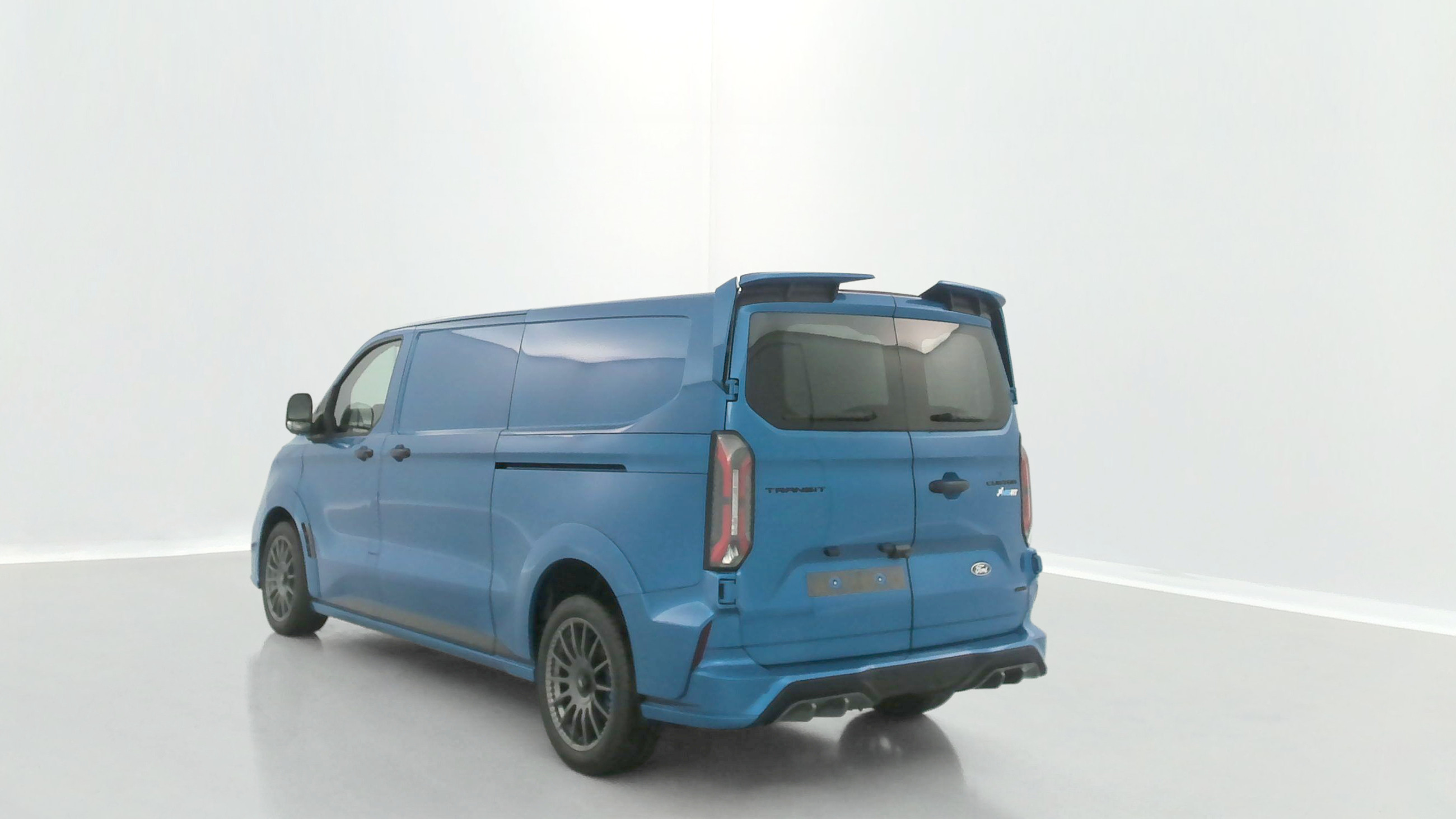 Vente en ligne Ford Transit Custom TRANSIT CUSTOM 320 L2H1 2.0 EcoBlue 170ch MS-RT BVA8 AWD au prix de 60 680 €