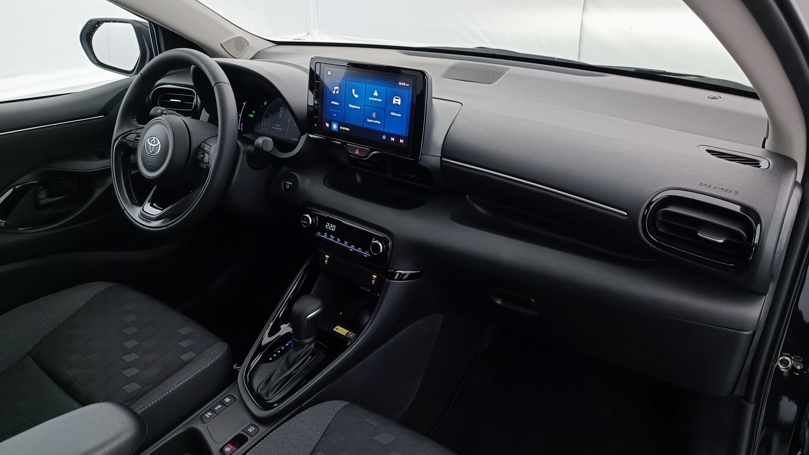 Vente en ligne Toyota Yaris YARIS  IV Hybride 116ch Design e-CVT au prix de 23 900 €