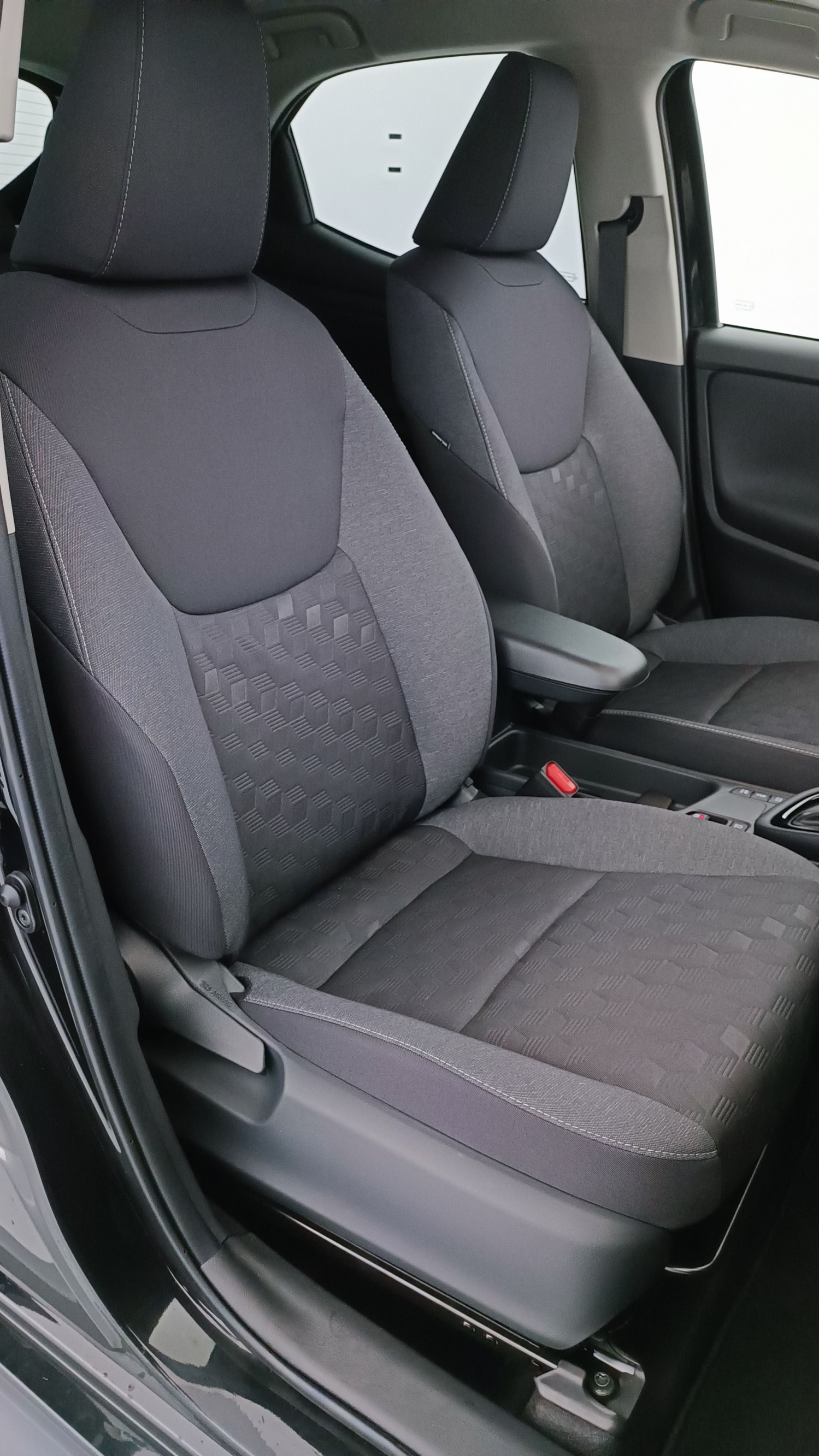 Vente en ligne Toyota Yaris YARIS  IV Hybride 116ch Design e-CVT au prix de 23 900 €