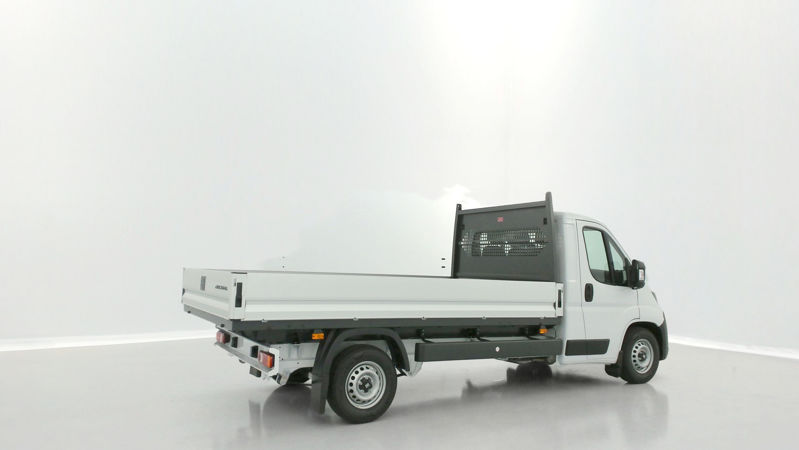 Vente en ligne Fiat Ducato Fourgon DUCATO  3.5 L Maxi 140ch PLATEAU RIDELLES au prix de 33 080 €