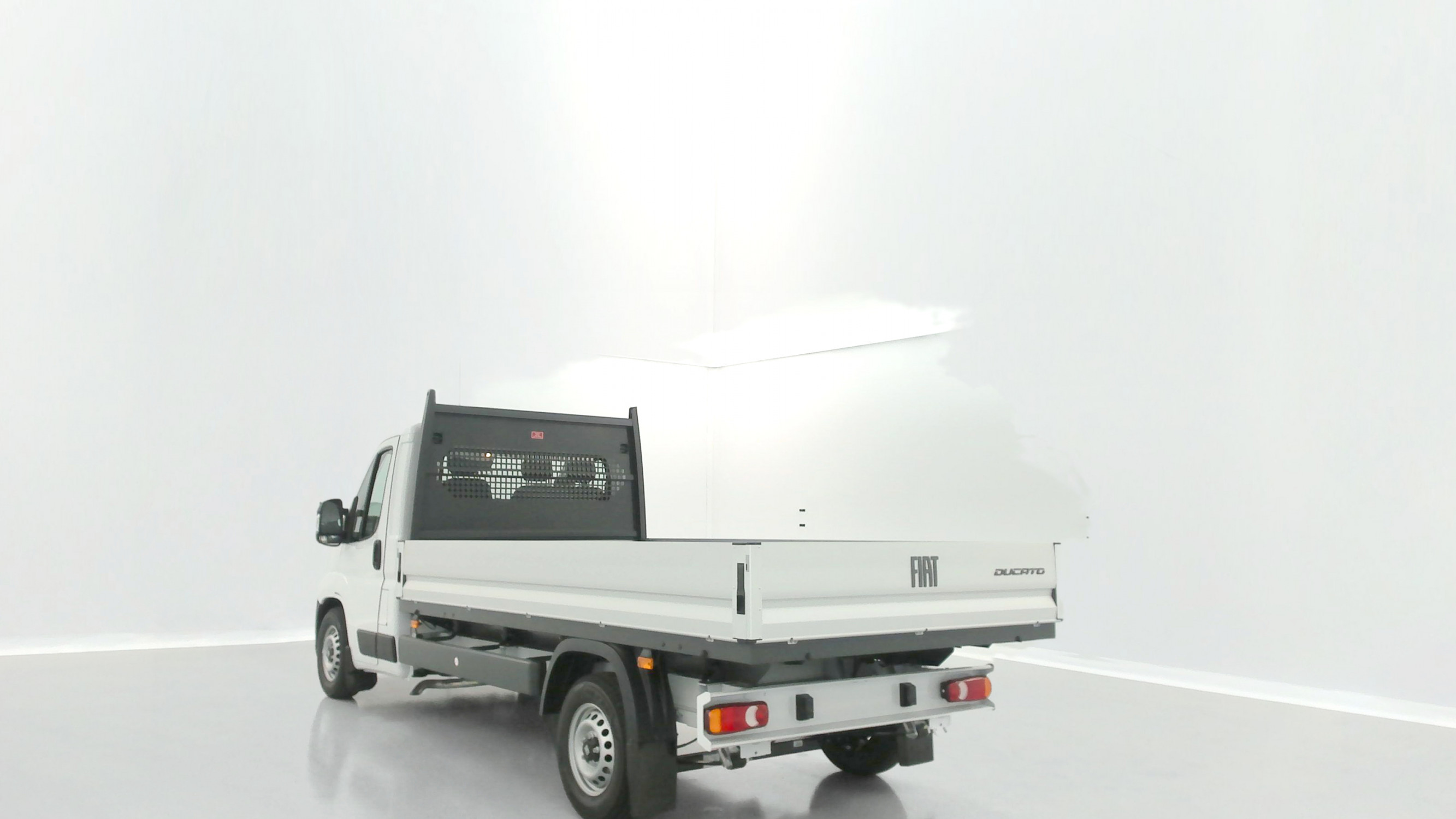 Vente en ligne Fiat Ducato Fourgon DUCATO  3.5 L Maxi 140ch PLATEAU RIDELLES au prix de 33 080 €