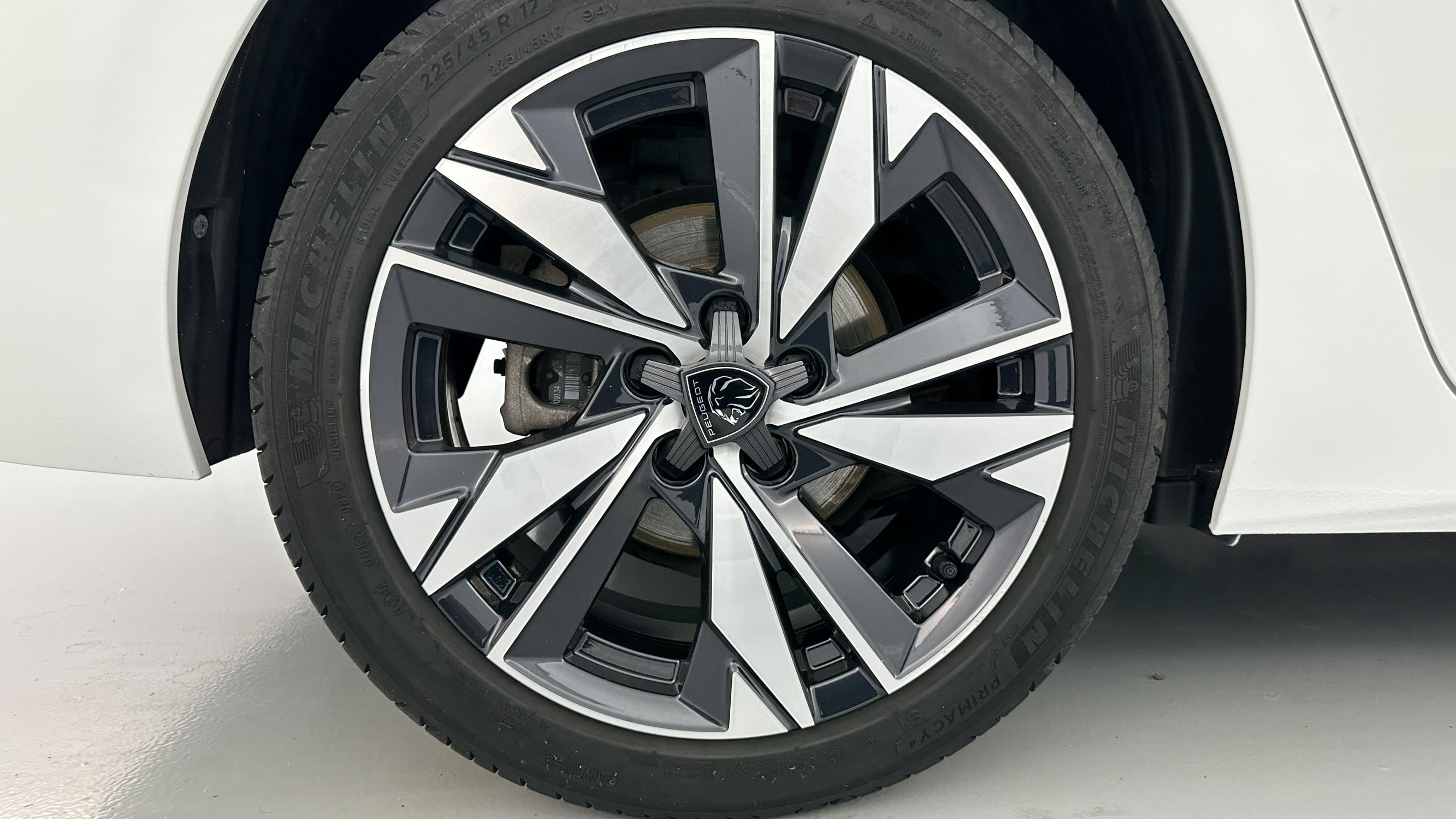 Vente en ligne Peugeot 308 308 III 1.2 Puretech 130ch Allure Pack EAT8 au prix de 21 080 €