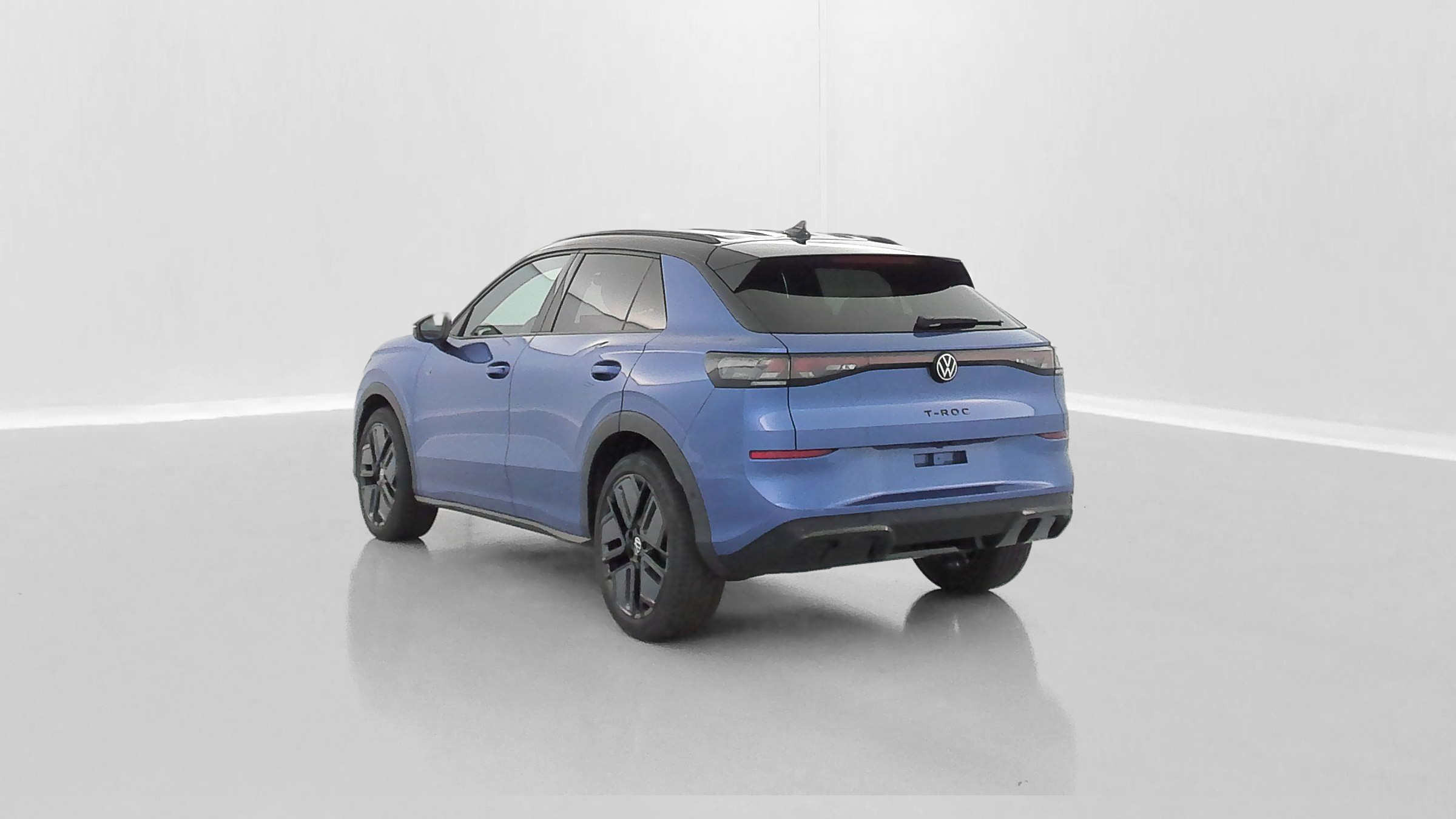 Vente en ligne Volkswagen T-Roc T-ROC 1.5 eTSI EVO2 Hybrid 150ch R-Line DSG7 au prix de 38 110 €
