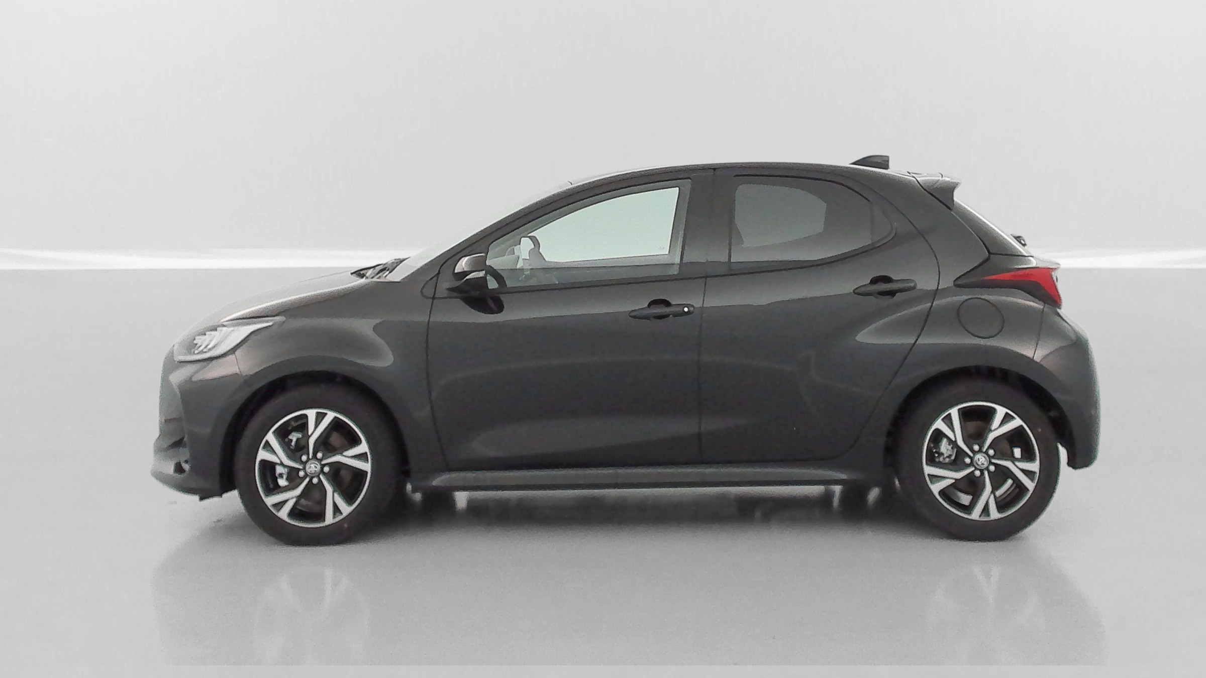 Vente en ligne Toyota Yaris YARIS  IV Hybride 116ch Design e-CVT au prix de 23 900 €