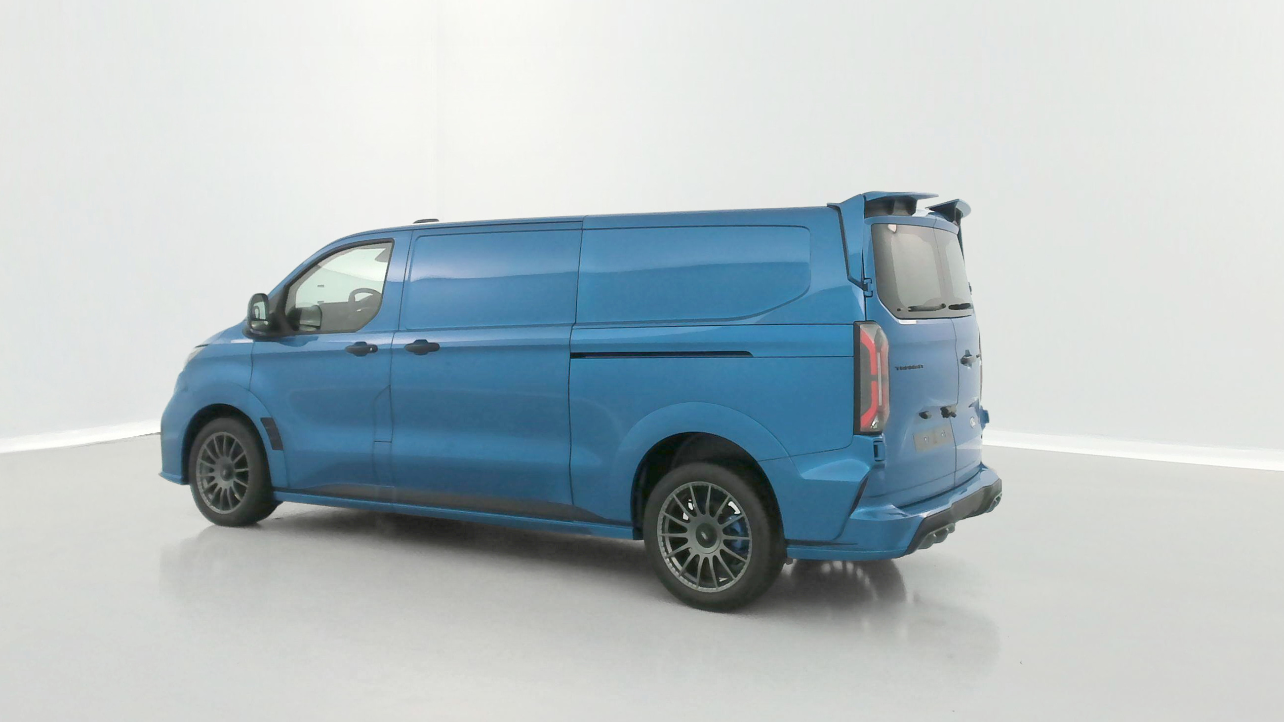 Vente en ligne Ford Transit Custom TRANSIT CUSTOM 320 L2H1 2.0 EcoBlue 170ch MS-RT BVA8 AWD au prix de 60 680 €