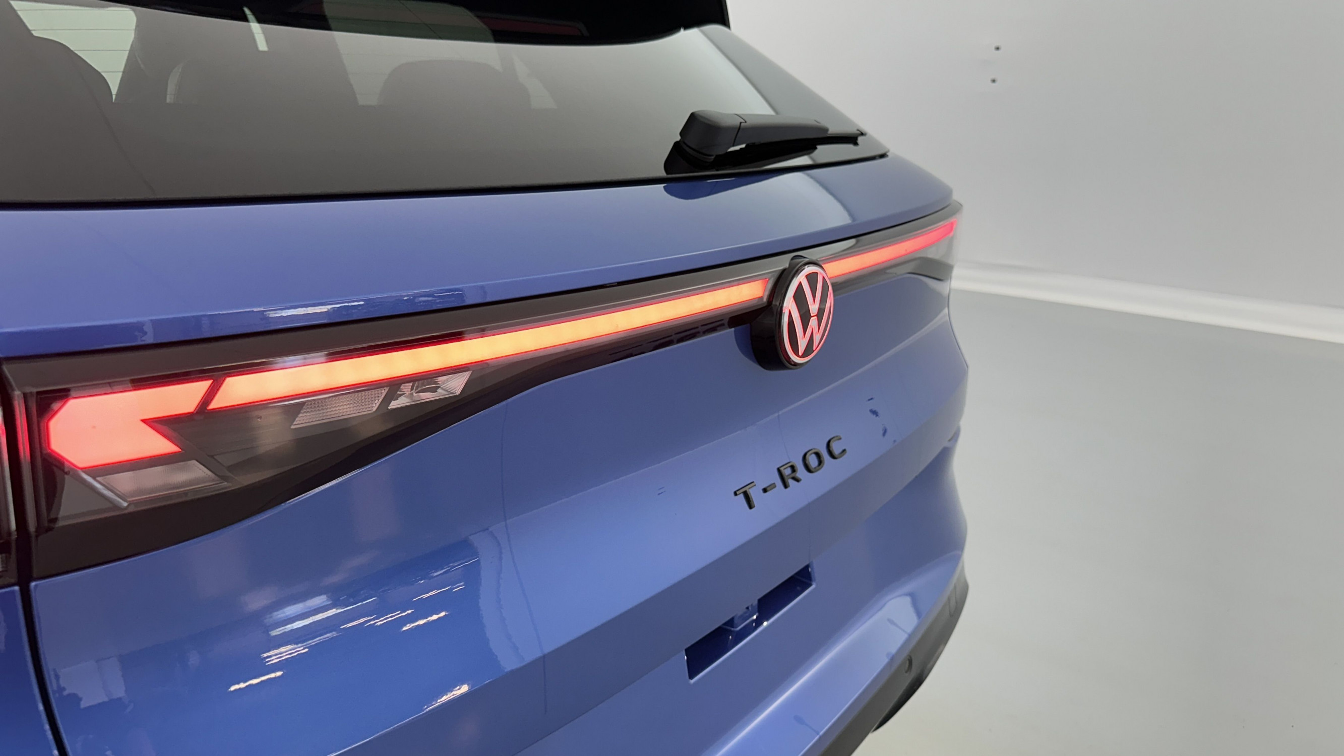 Vente en ligne Volkswagen T-Roc T-ROC 1.5 eTSI EVO2 Hybrid 150ch R-Line DSG7 au prix de 38 110 €