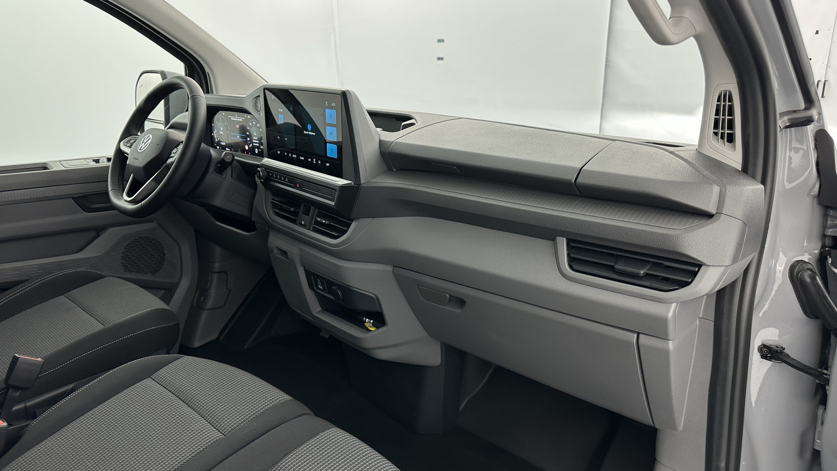 Vente en ligne Volkswagen Transporter TRANSPORTER T7 L2H1 2.0 TDI 150ch Business BVA8 au prix de 45 440 €