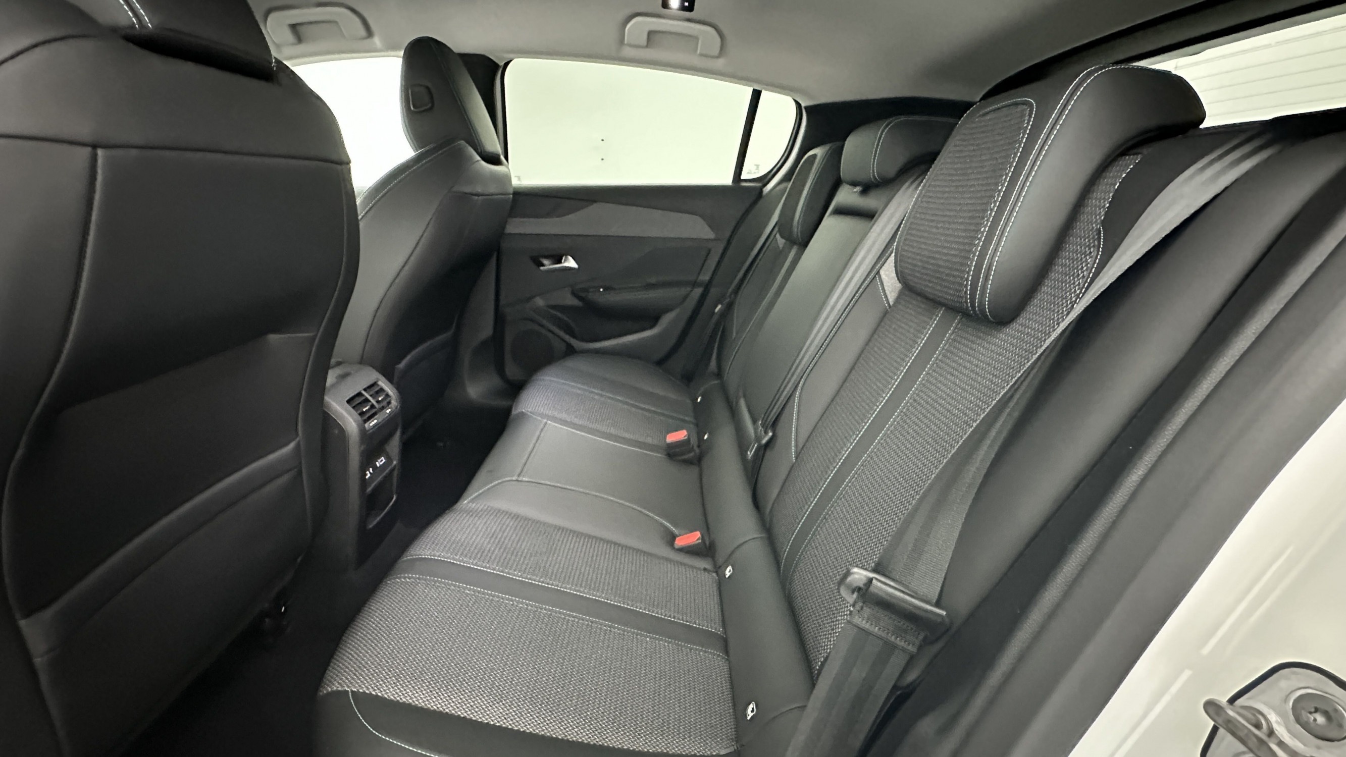 Vente en ligne Peugeot 308 308 III 1.2 Puretech 130ch Allure Pack EAT8 au prix de 21 080 €