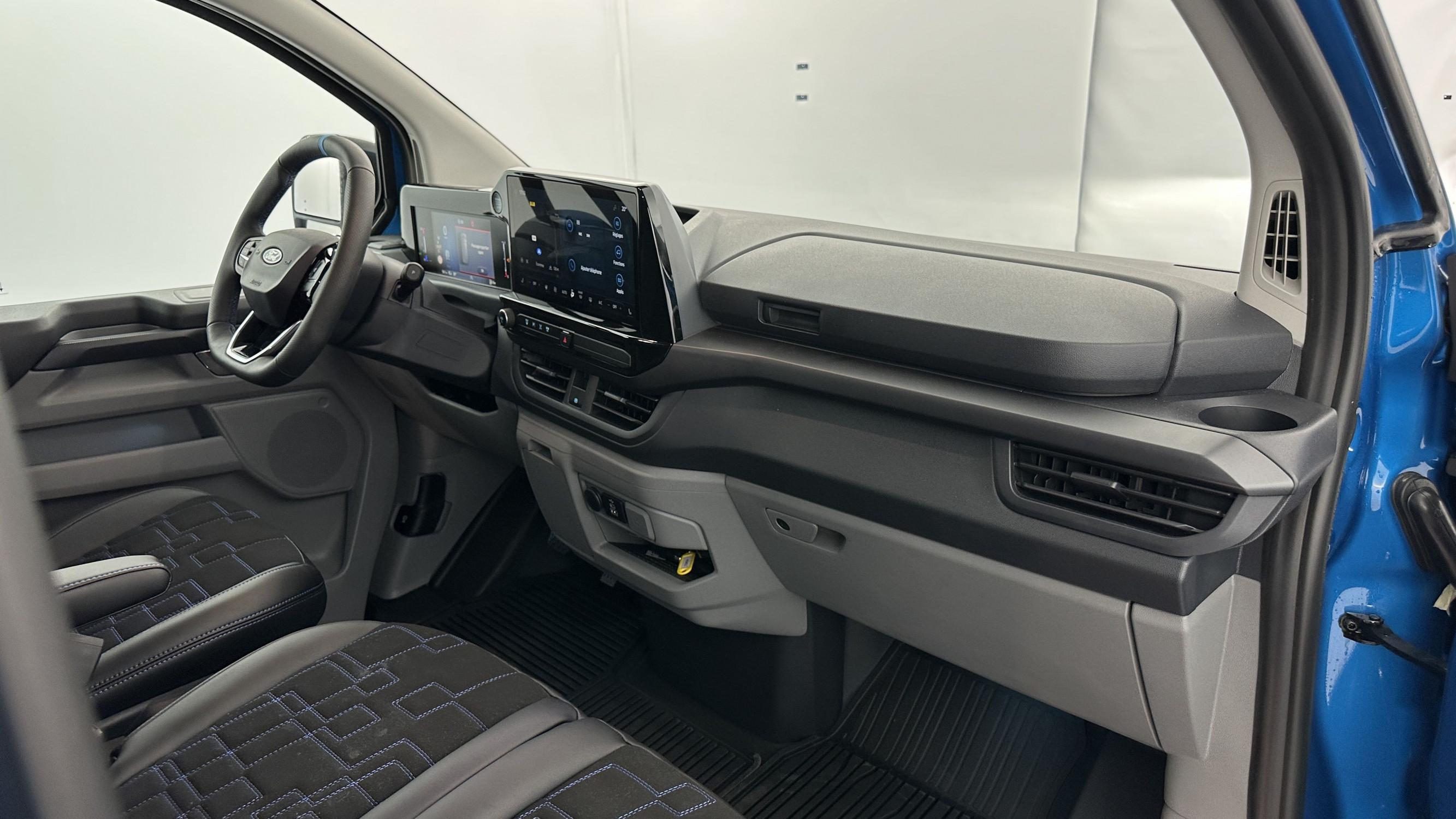 Vente en ligne Ford Transit Custom TRANSIT CUSTOM 320 L2H1 2.0 EcoBlue 170ch MS-RT BVA8 AWD au prix de 60 680 €