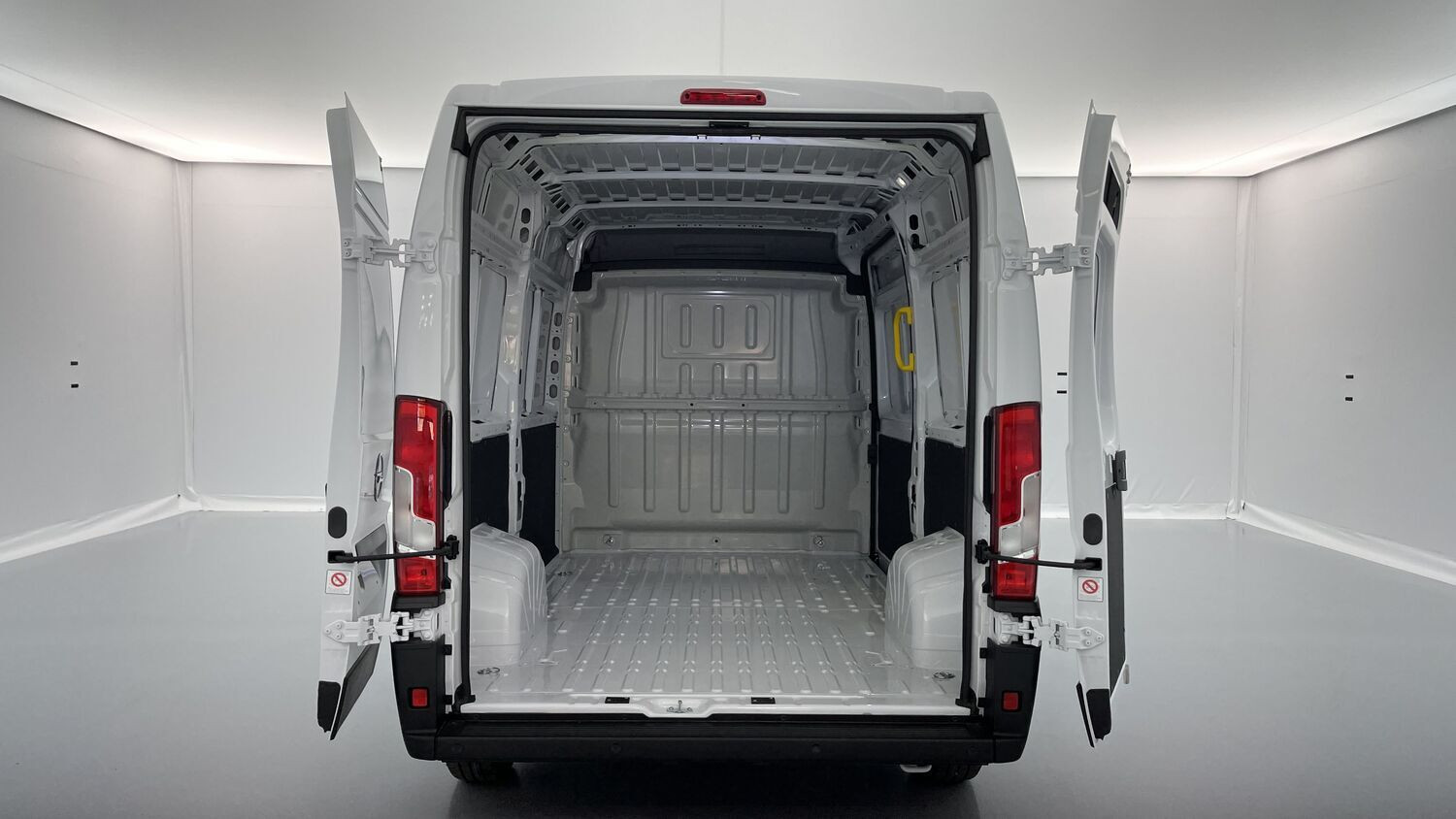 Vente en ligne Opel Movano MOVANO L2H2 35 2.2 BlueHDi 140ch Essentia au prix de 30 680 €