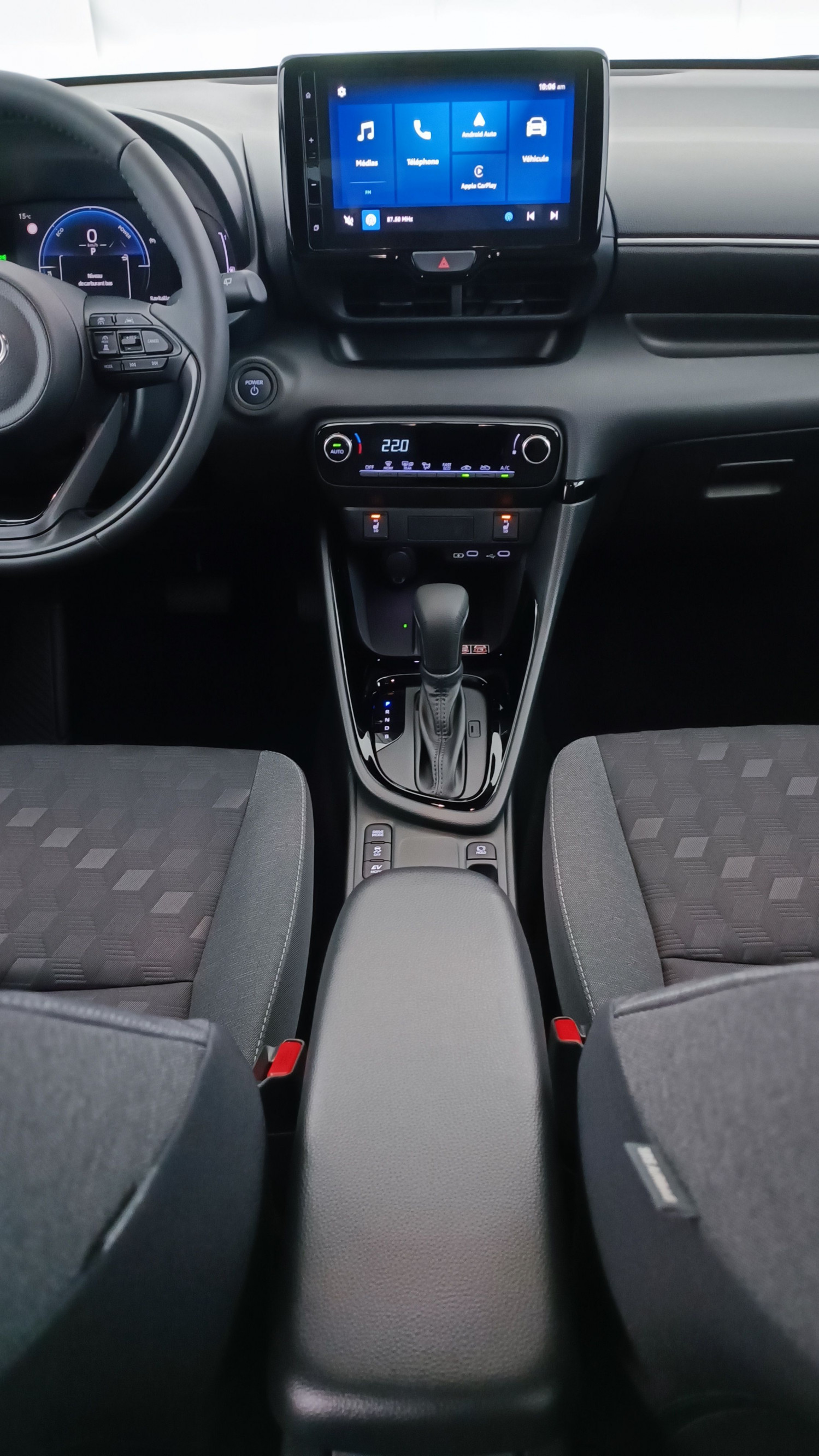 Vente en ligne Toyota Yaris YARIS  IV Hybride 116ch Design e-CVT au prix de 23 900 €