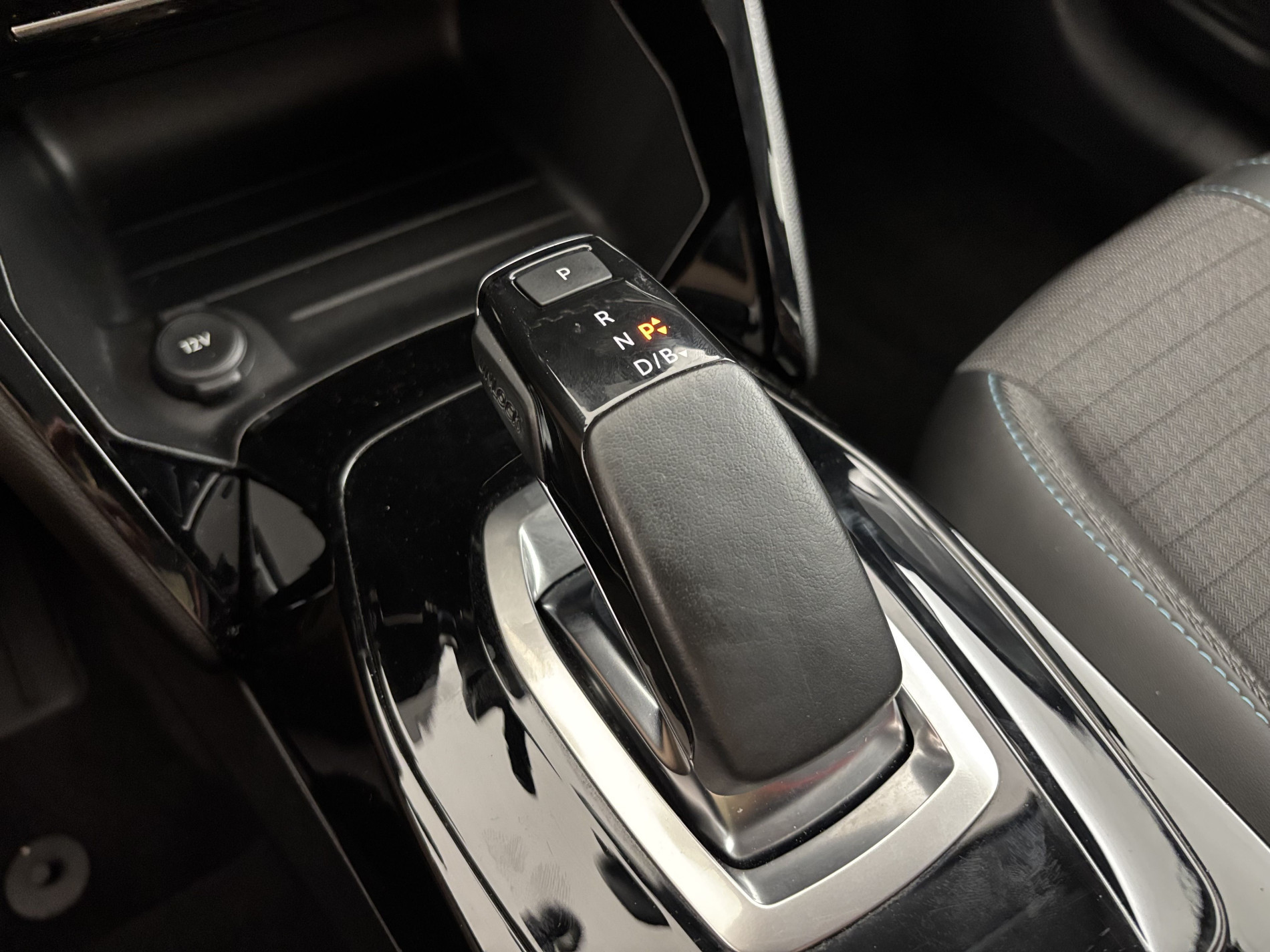 Vente en ligne Peugeot 208 e-208 136ch Allure Business au prix de 12 990 €