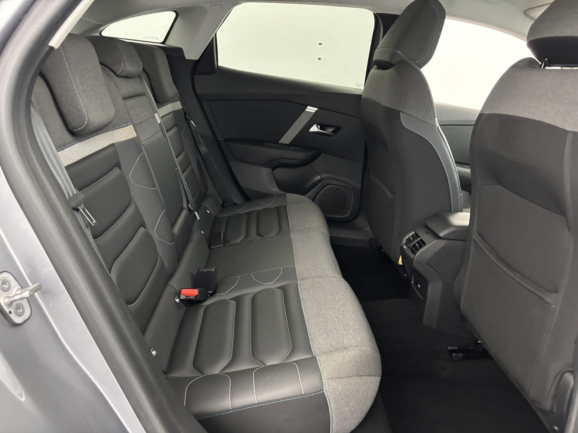 Vente en ligne Citroën C4 BlueHDi 130ch Shine EAT8 + Pack Drive Assist + Attelage au prix de 15 990 €