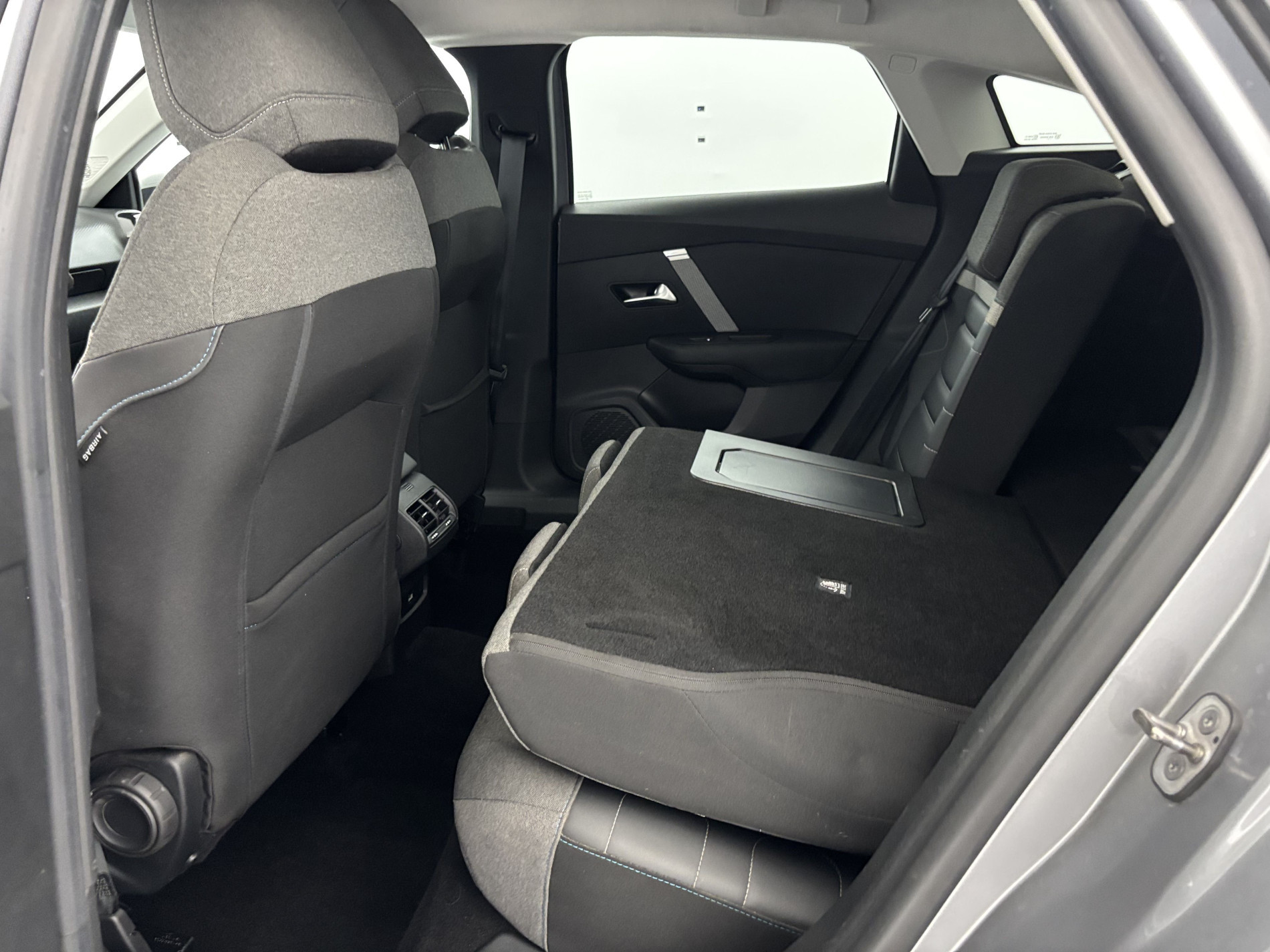 Vente en ligne Citroën C4 BlueHDi 130ch Shine EAT8 + Pack Drive Assist + Attelage au prix de 15 990 €