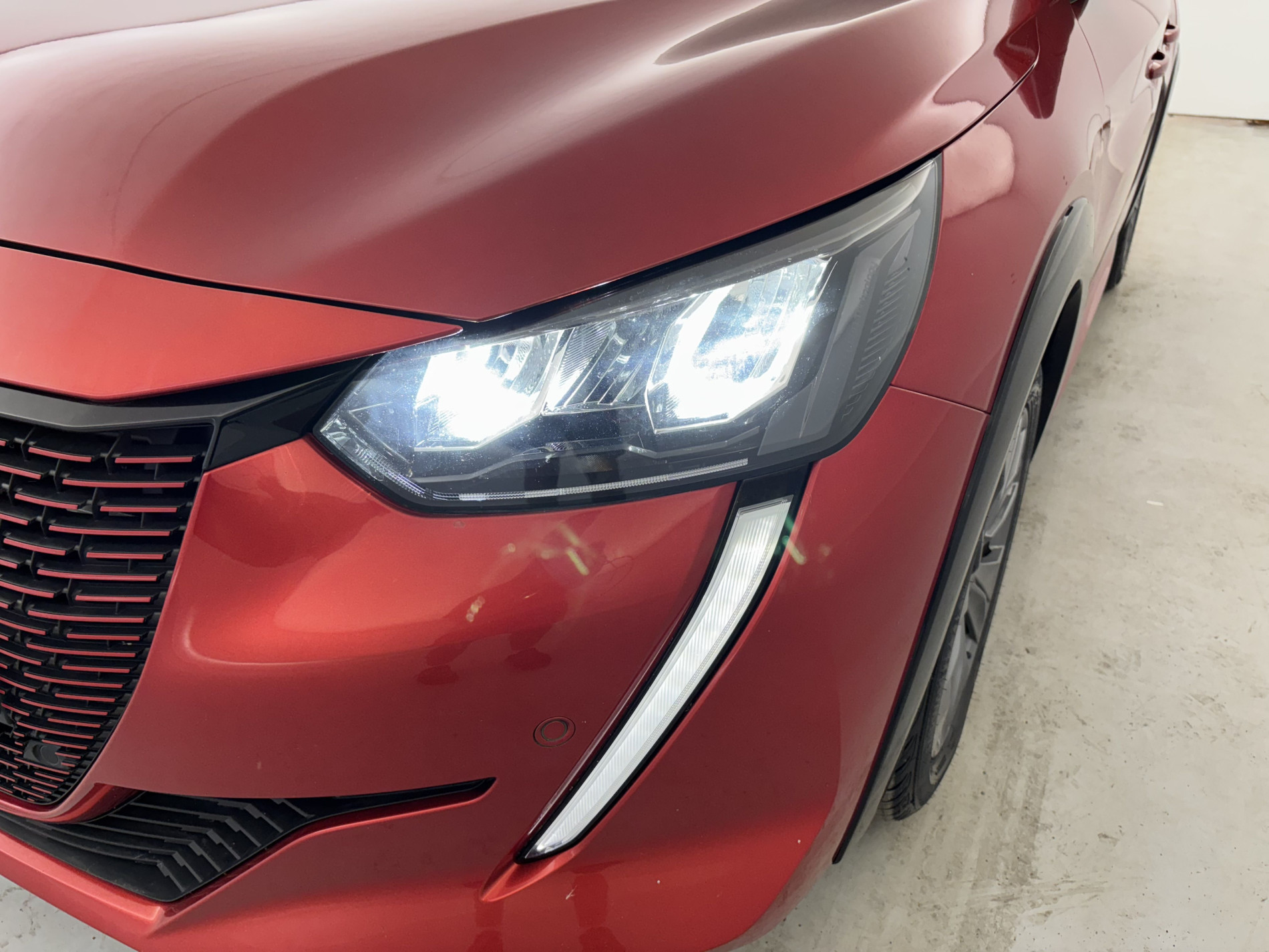 Vente en ligne Peugeot 208 e-208 136ch Allure Business au prix de 12 990 €
