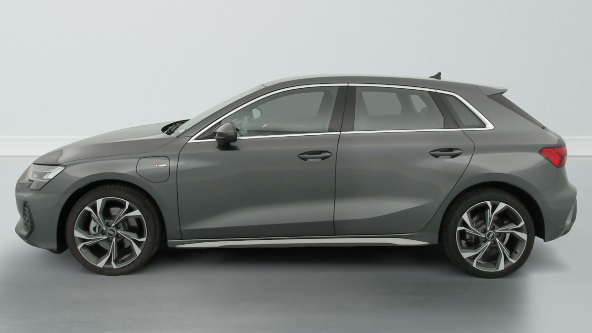 Vente en ligne Audi A3 TFSI e Hybride rechargeable 204 S tronic 6 S line au prix de 35 720 €