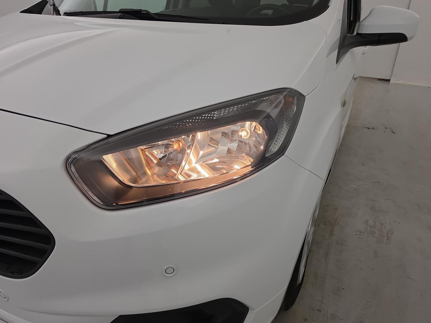 Vente en ligne Ford Tourneo Courier 1.5 TDCI 100ch Trend + Radars AV/AR + Climatisation Automatique au prix de 14 990 €