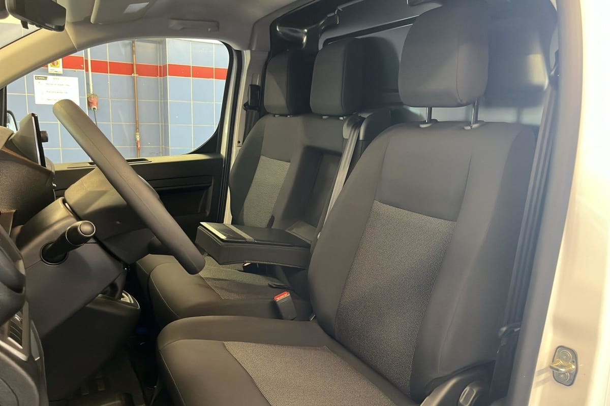 Vente en ligne Peugeot Expert M DIESEL 120 CH MANUELLE au prix de 26 710 €