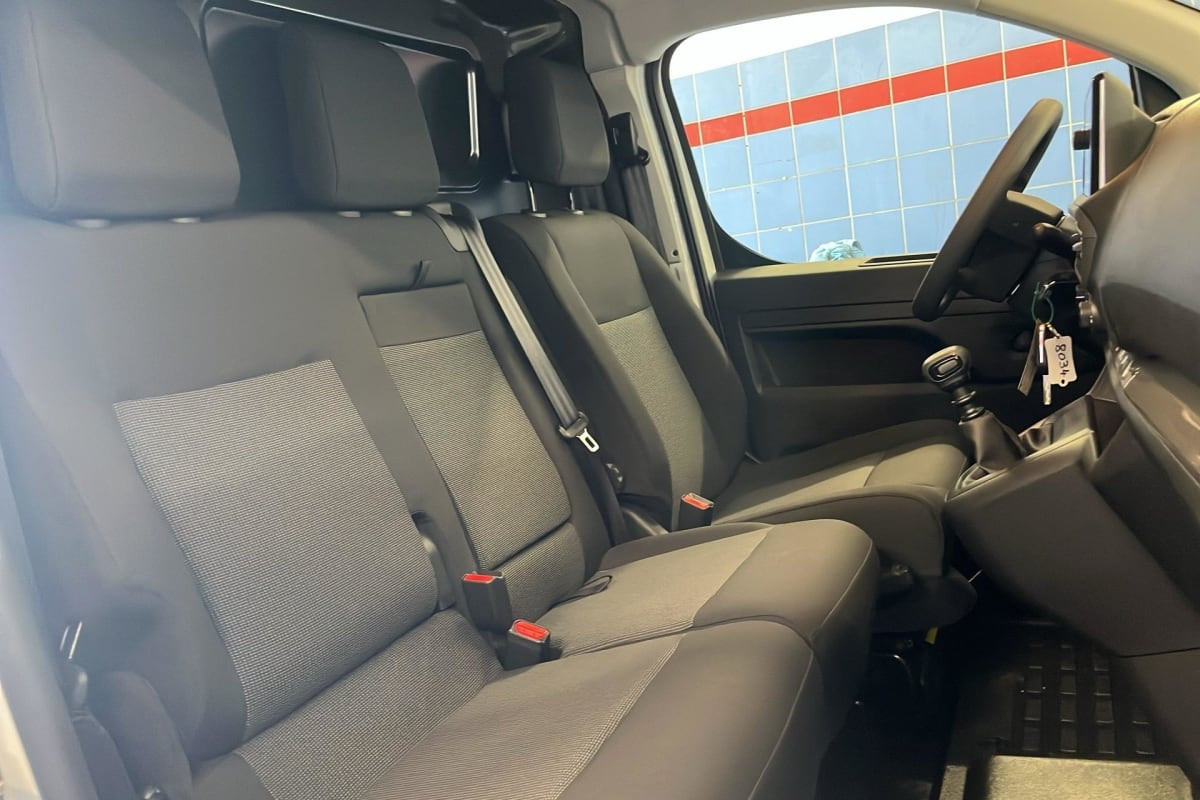 Vente en ligne Peugeot Expert M DIESEL 120 CH MANUELLE au prix de 26 710 €