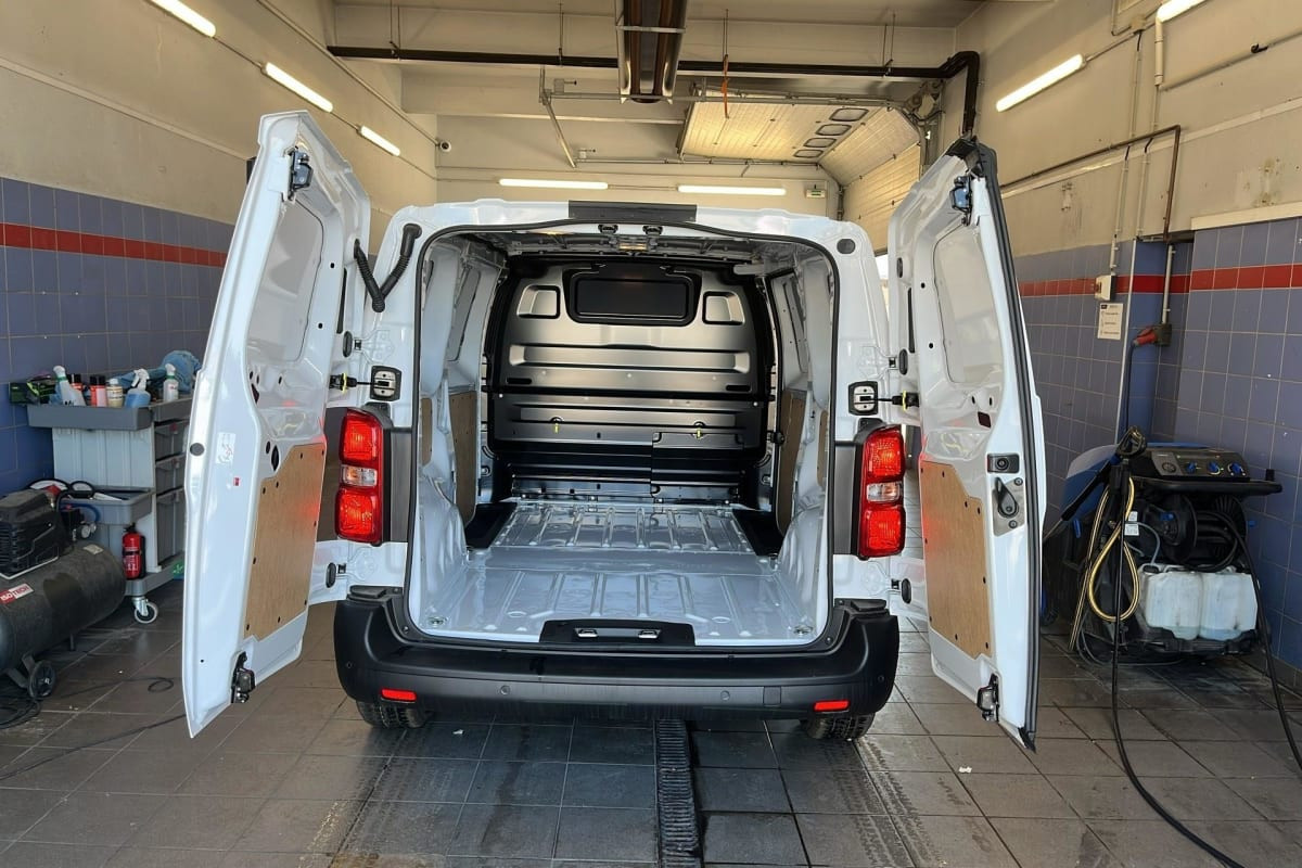 Vente en ligne Peugeot Expert M DIESEL 120 CH MANUELLE au prix de 26 710 €