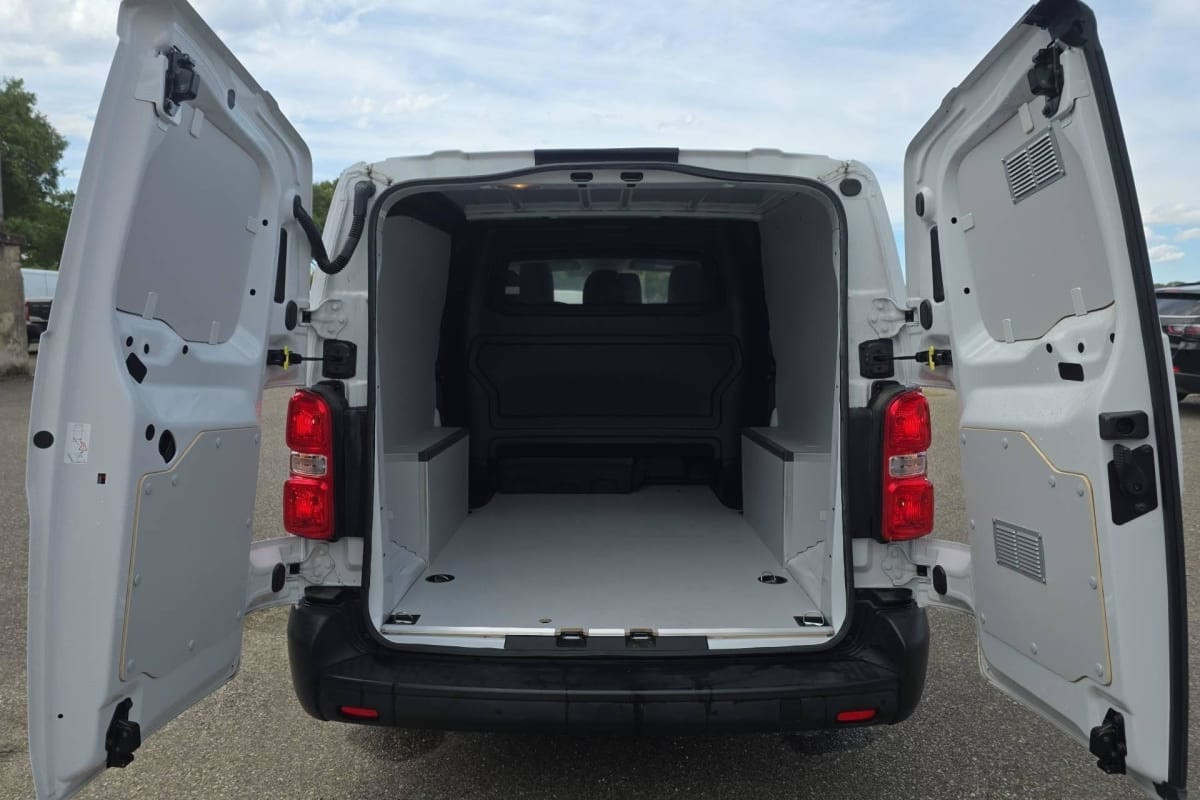 Vente en ligne Citroën Jumpy Fourgon JUMPY CAB APPROFONDIE XL BLUEHDI 145 S S BVM6 au prix de 30 420 €