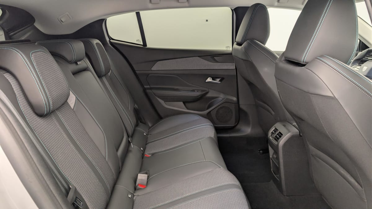 Vente en ligne Peugeot 408 Hybrid 136 e-DCS6 Allure au prix de 22 440 €
