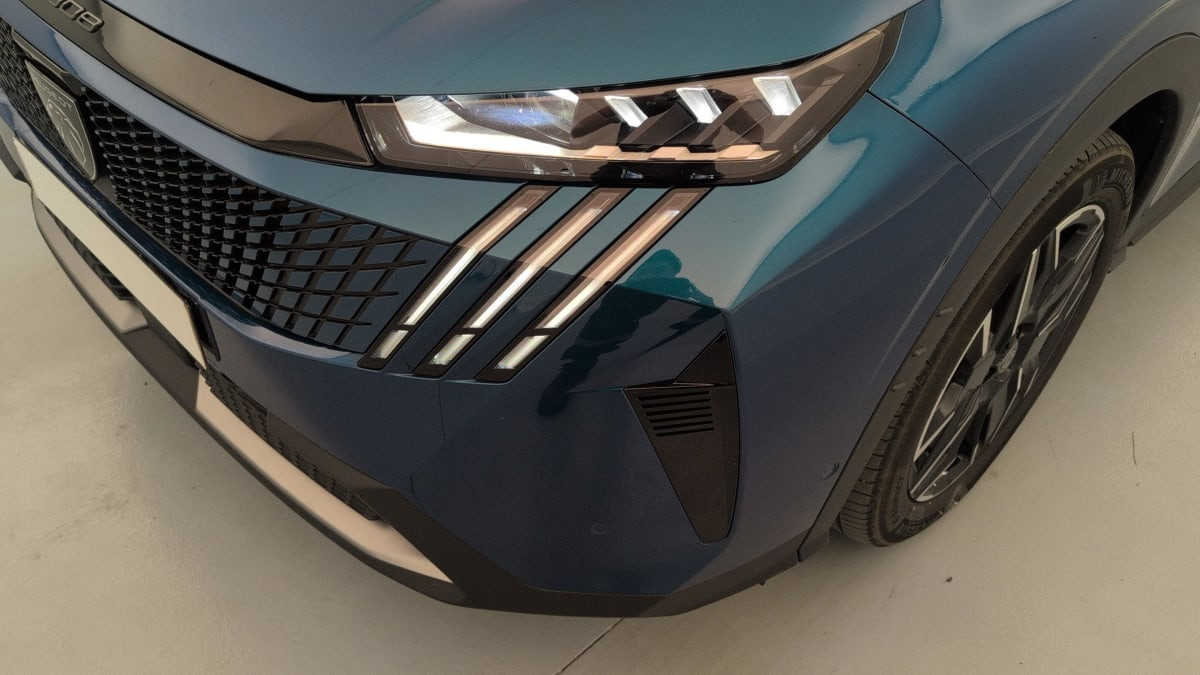 Vente en ligne Peugeot 5008 HYBRID 145CH E-DCS6 GT au prix de 31 090 €