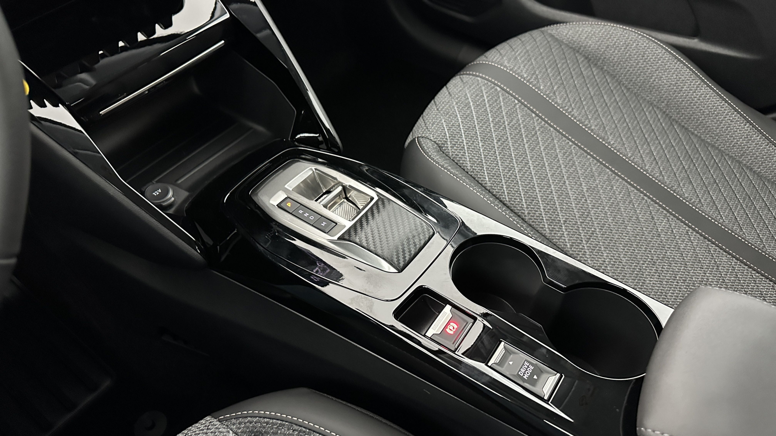 Vente en ligne Peugeot 208 208 1.2 Hybrid 110ch Allure e-DCS6 au prix de 22 900 €